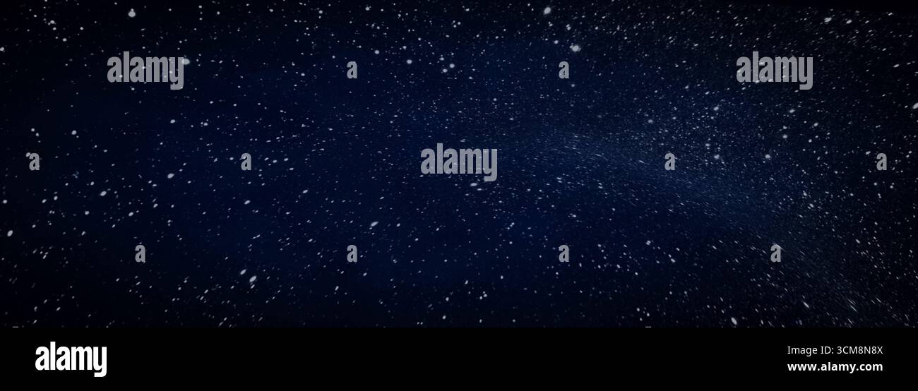 Cielo blu scuro sfocato con stelle argentate. Scintillante costellazione di stelle nello spazio. Stelle brillanti nello spazio oscuro. Sfondo natalizio orizzontale. Foto Stock