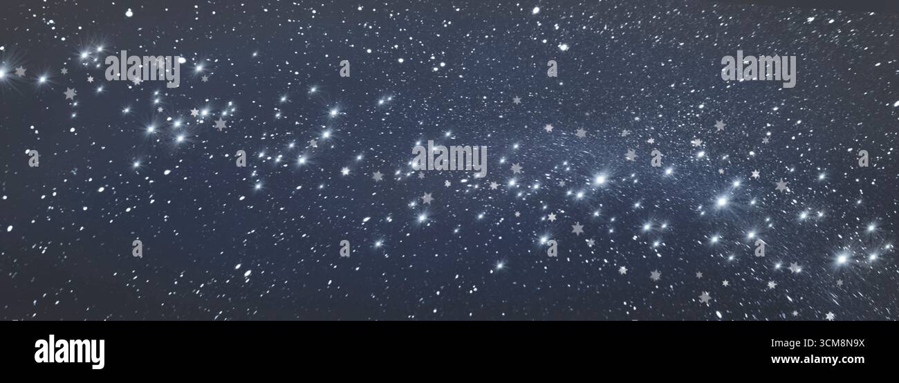 Cielo grigio sfocato con stelle argentate. Scintillante costellazione di stelle nello spazio. Stelle brillanti nello spazio oscuro. Sfondo natalizio orizzontale. Foto Stock