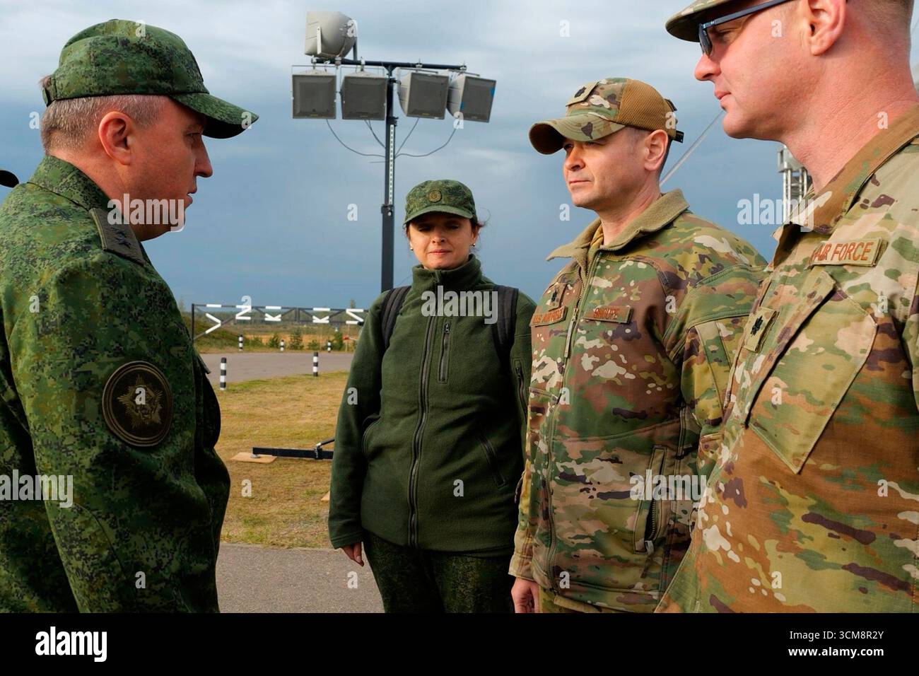 In this photo taken from a video released by Belarusian Defense Ministry press service, Belarusian Defense Minister Viktor Khrenin, left, speaks with Lt. Col. Bryan Shoupe, second right, Defense Attache at the US Embassy in Minsk, after joint Russian-Belarusian military drills at a training ground near Barysaw, Belarus, Monday, Sept. 15, 2025. (Belarusian Defense Ministry Press Service via AP) Foto Stock