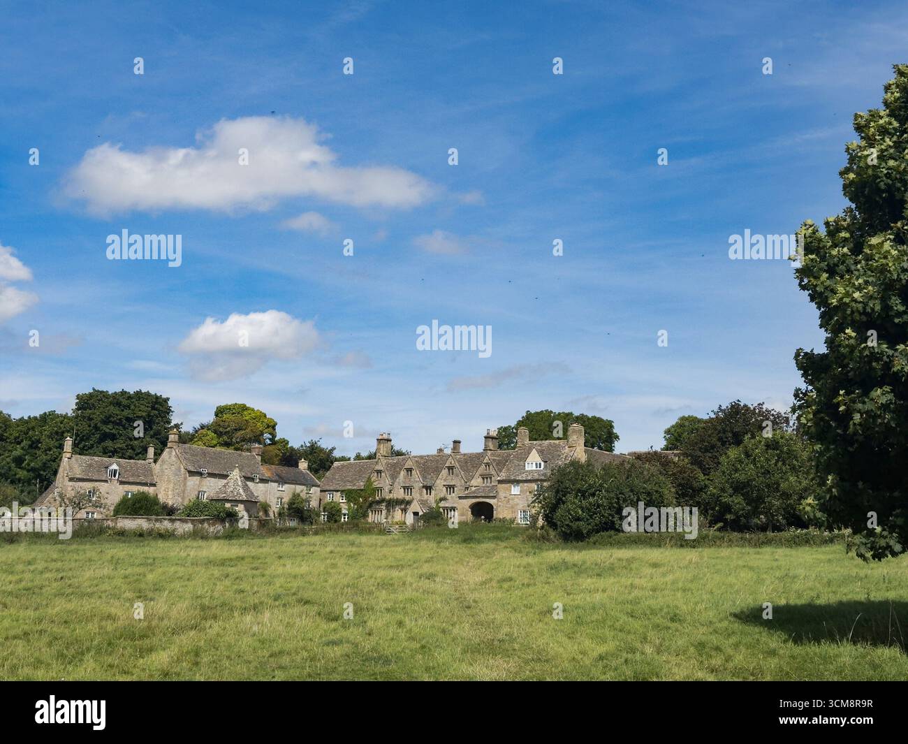 Tipiche case verdi a Burford, nelle Cotswolds, Inghilterra Foto Stock