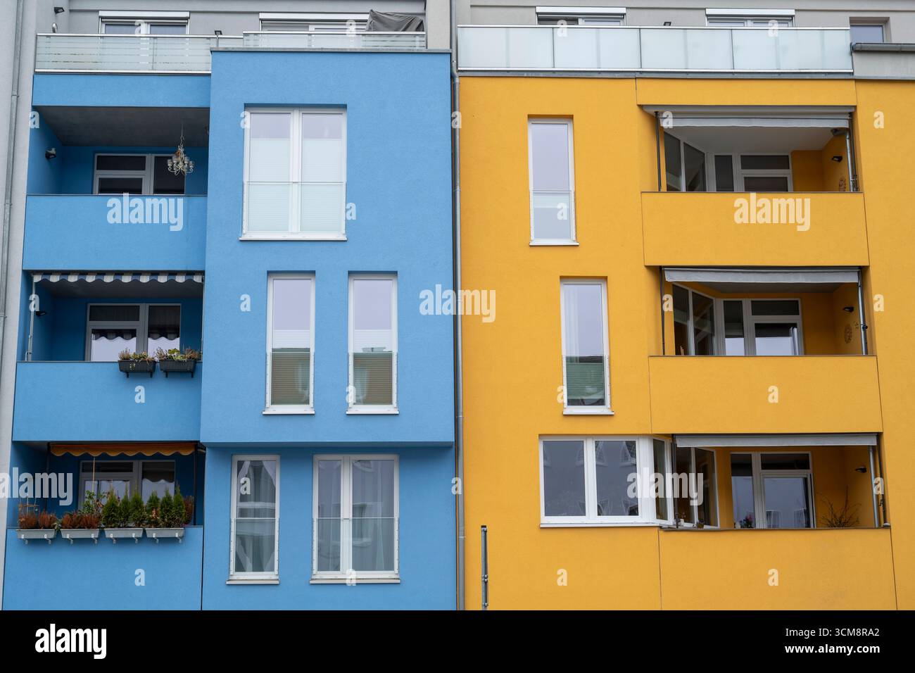Germania, Meclemburgo-Vorpommern, Neubrandenburg, facciata di case blu e gialla, contrasto di colori caldi e freddi Foto Stock