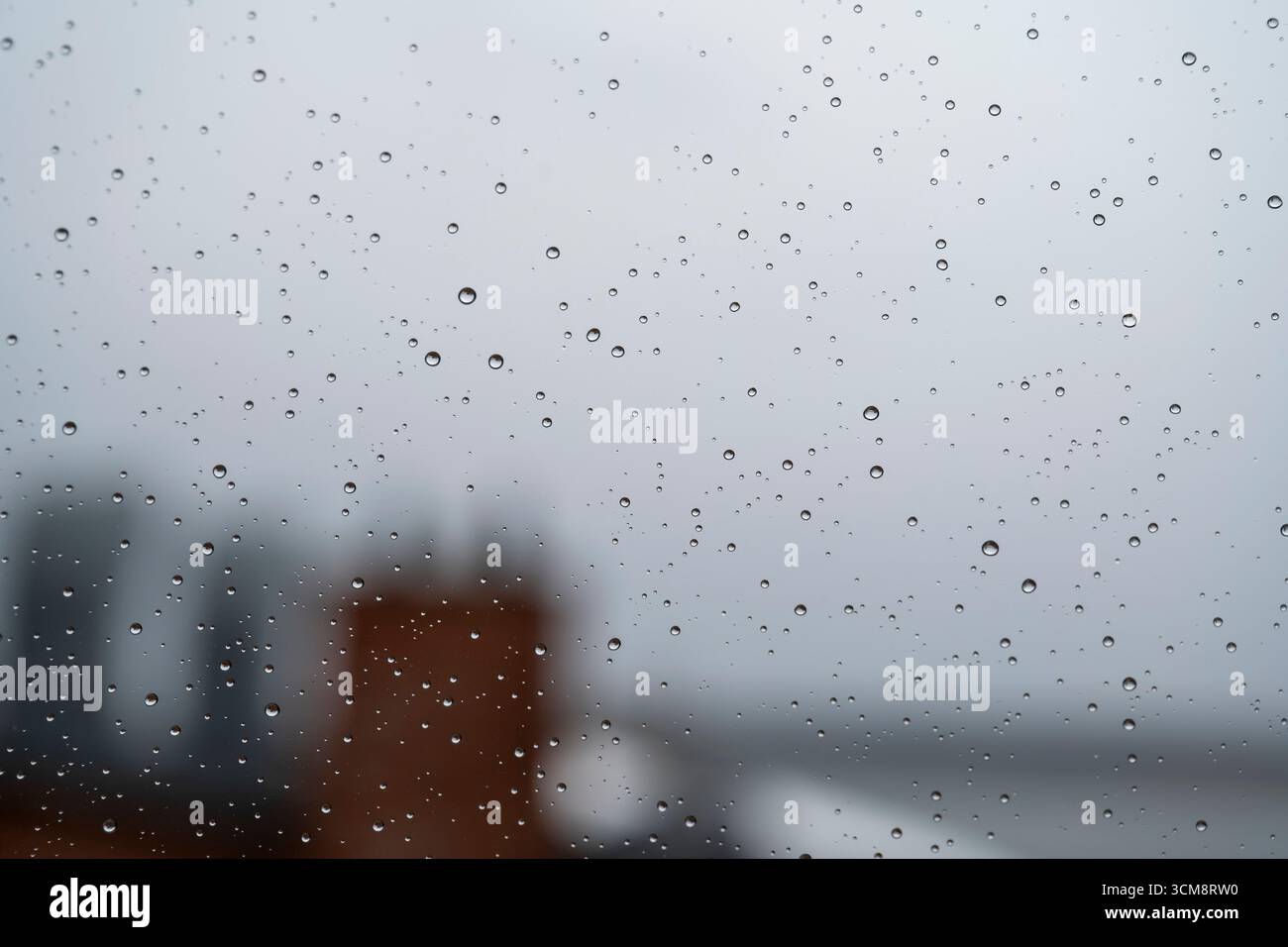 Gocce di pioggia su un vetro di finestra Foto Stock