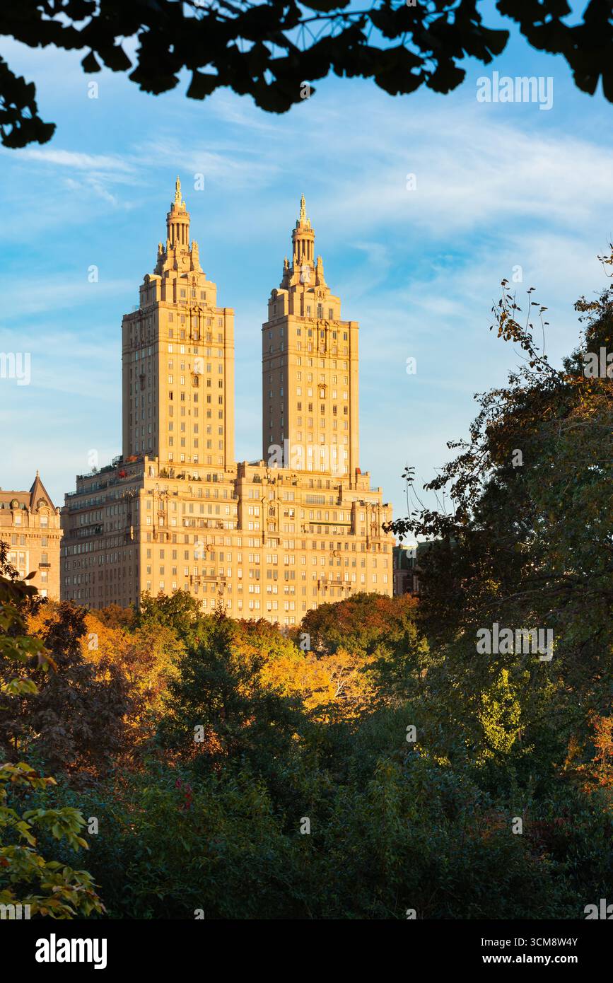 Il caratteristico edificio di appartamenti di lusso di San Remo a Central Park West con fogliame autunnale nell'Upper West Side di Manhattan. New York Foto Stock