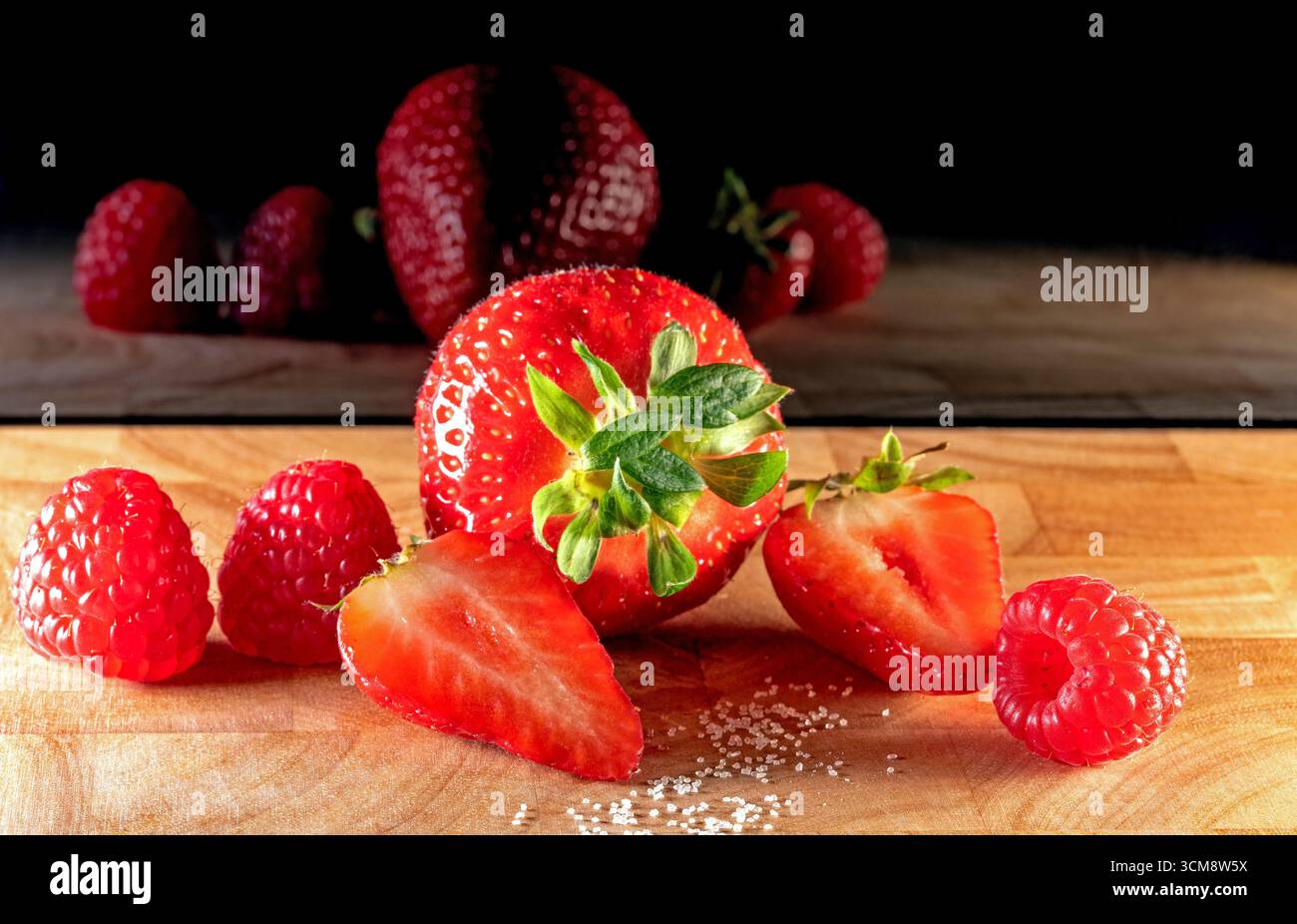 Fragola rossa del giardino con lampone Foto Stock