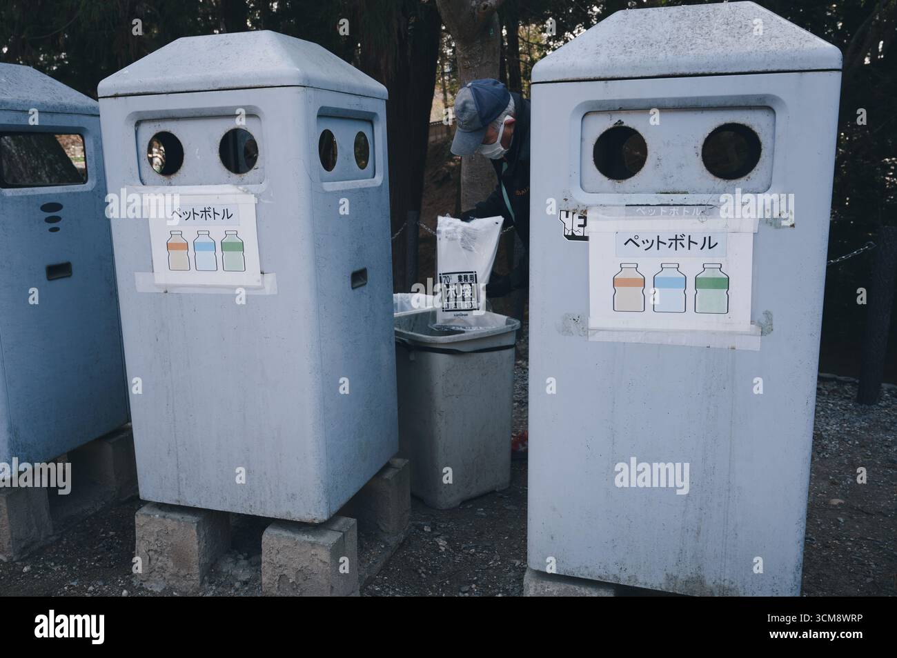 Un operaio gestisce i contenitori di riciclaggio nel Nara Park Foto Stock