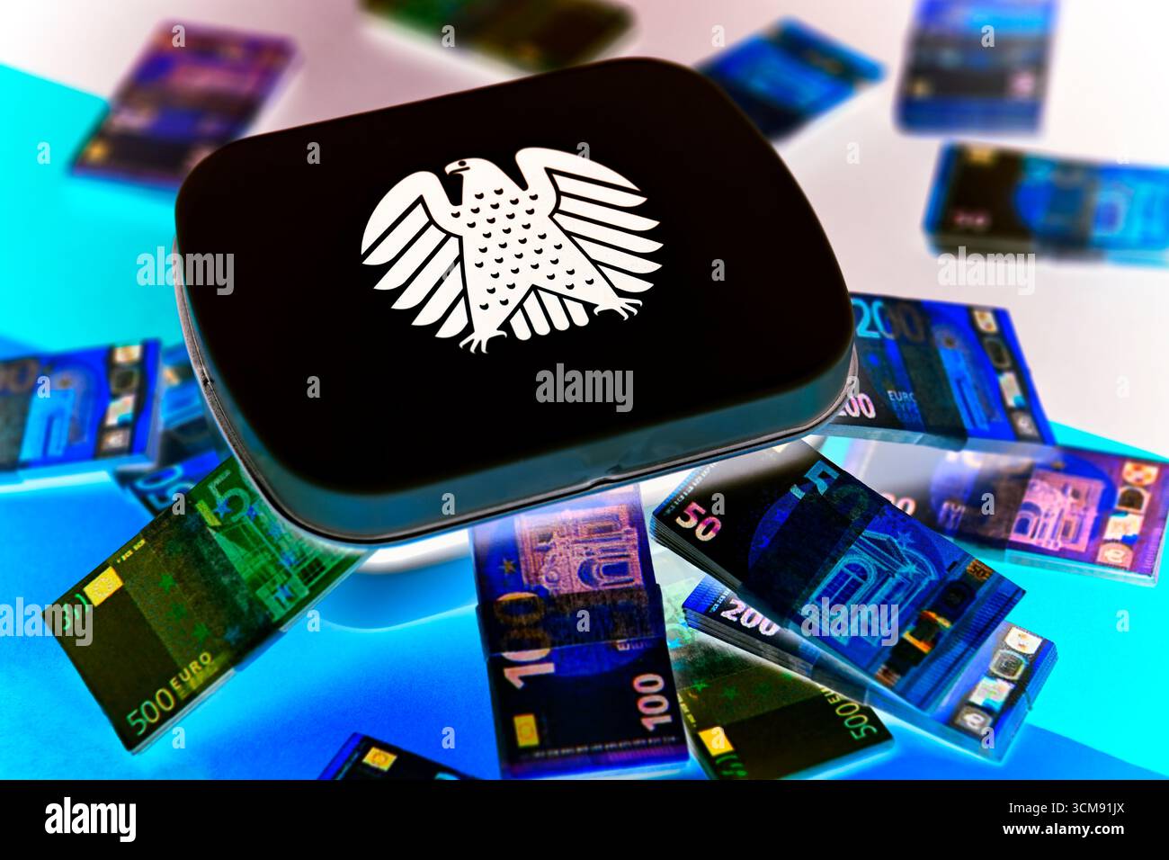 Scatola con aquila federale e banconote su bandiera tedesca, bilancio federale Foto Stock