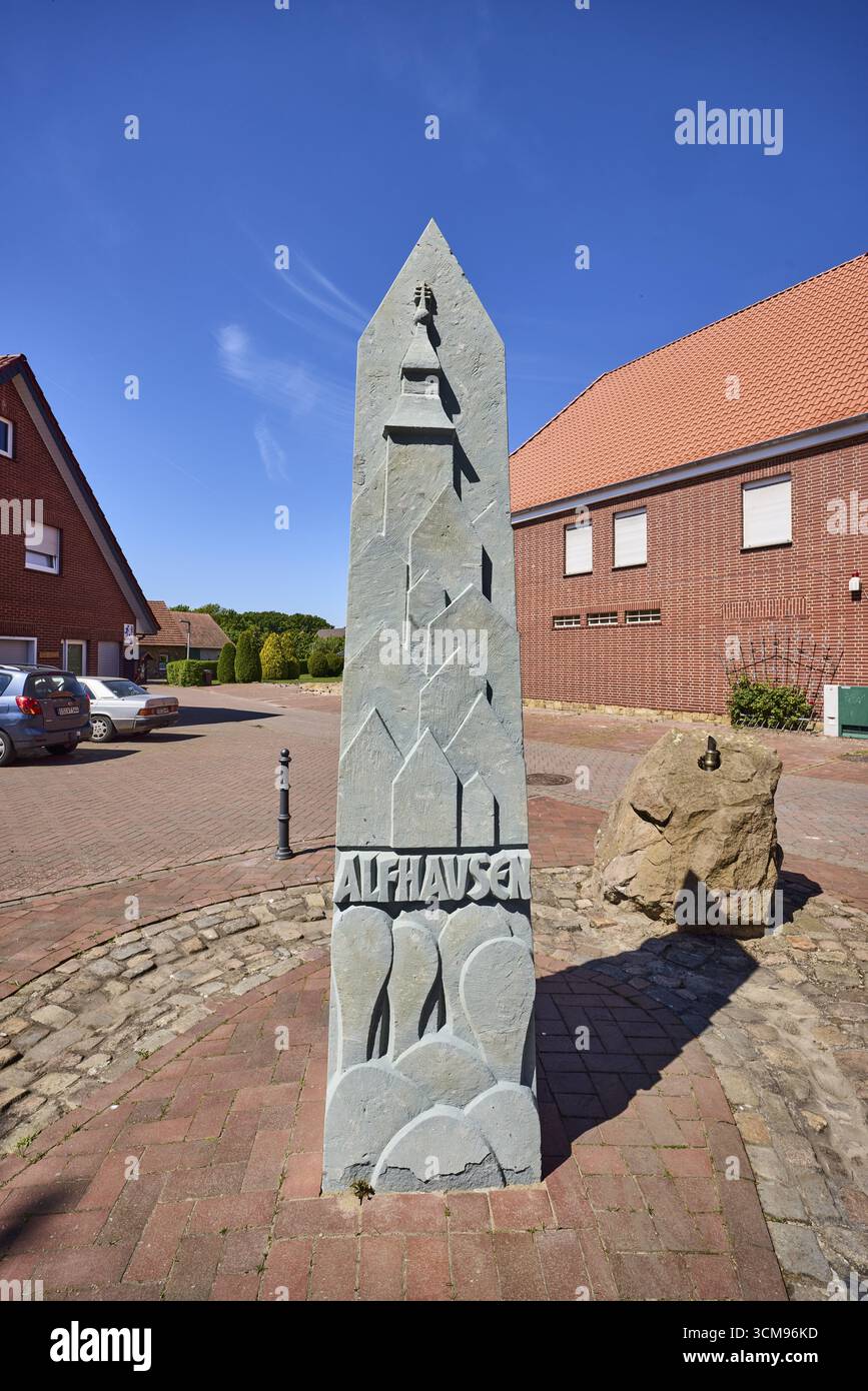 fontana di 1000 anni, fontana in pietra, edificio in mattoni clinker, tetto a punta, pavimentazione in mattoni clinker, strada in pietra per pavimentazione in calcestruzzo, cielo blu, cirrostrato c Foto Stock