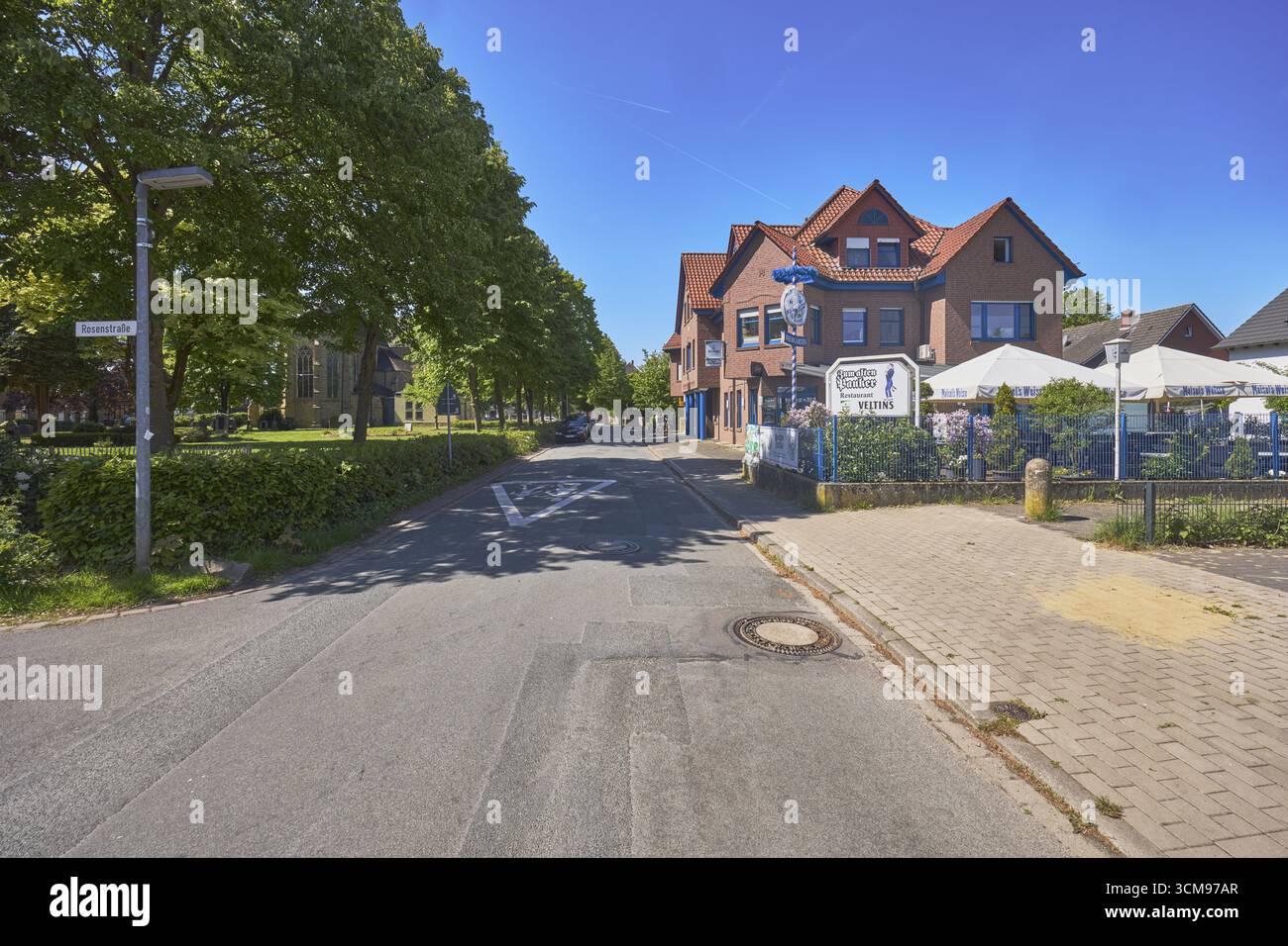 Ristorante Zum alten Pauker, edificio in mattoni di clinker, sviluppo generale, cimitero storico, alberi, prato, strada, cielo blu, nuvoloso, intersezione al Foto Stock