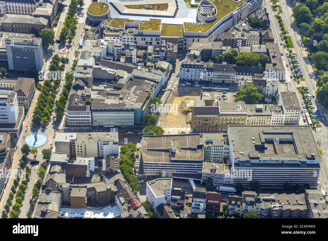Vista aerea, progetto di costruzione nuovo edificio per uffici Duesseldorfer Strasse presso l'ex biblioteca della città, zona pedonale Koenigstrasse, scultura Lifes Foto Stock