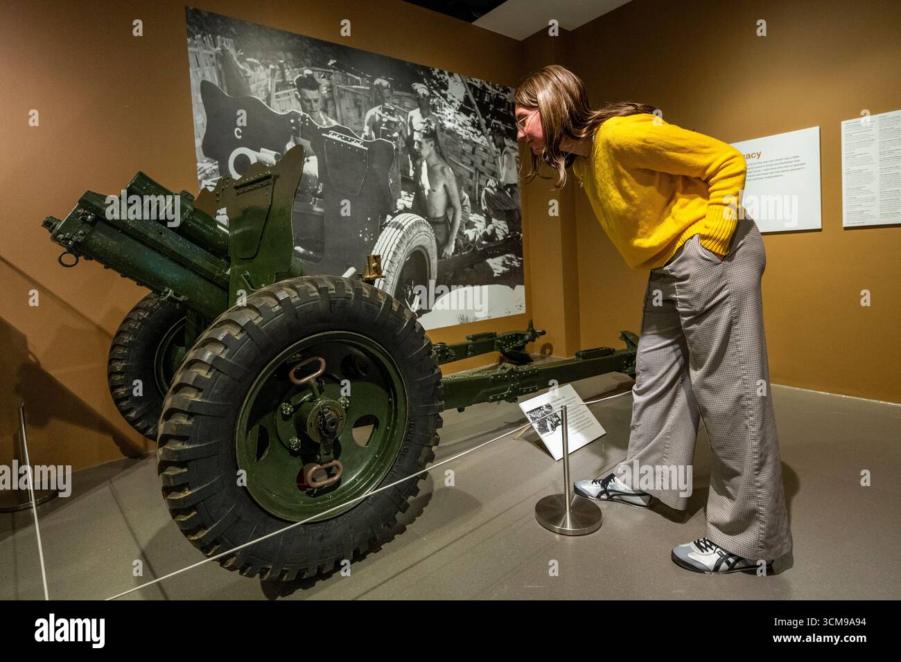 Londra, Regno Unito. 15 settembre 2025. Un obice da 3,7 pollici, 1944. L'obice fu originariamente sviluppato per l'artiglieria di montagna indiana ed era particolarmente utile nella giungla in quanto poteva essere rapidamente smantellato per il trasporto da otto muli. Anteprima di Beyond Burma: Forgotten Armies al National Army Museum. La mostra segna 80 anni dalla campagna birmana nella seconda guerra mondiale e fa luce sugli eserciti “dimenticati” che vi hanno servito, sulle loro esperienze e sui contributi che hanno dato. Lo spettacolo si svolge dal 16 settembre 2025 al 13 aprile 2026. Crediti: Stephen Chung / Alamy Live News Foto Stock