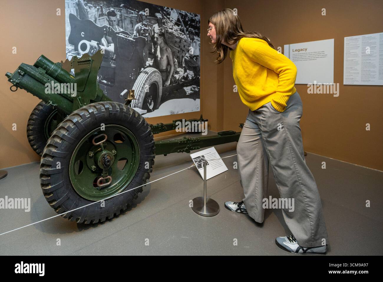Londra, Regno Unito. 15 settembre 2025. Un obice da 3,7 pollici, 1944. L'obice fu originariamente sviluppato per l'artiglieria di montagna indiana ed era particolarmente utile nella giungla in quanto poteva essere rapidamente smantellato per il trasporto da otto muli. Anteprima di Beyond Burma: Forgotten Armies al National Army Museum. La mostra segna 80 anni dalla campagna birmana nella seconda guerra mondiale e fa luce sugli eserciti “dimenticati” che vi hanno servito, sulle loro esperienze e sui contributi che hanno dato. Lo spettacolo si svolge dal 16 settembre 2025 al 13 aprile 2026. Crediti: Stephen Chung / Alamy Live News Foto Stock