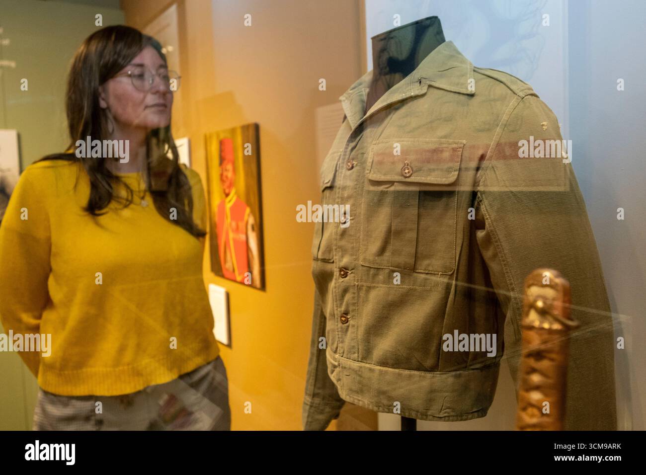 Londra, Regno Unito. 15 settembre 2025. Camicetta da battaglia indossata dal sottotenente Alan Maddocks che ha servito come ufficiale di artiglieria nella 19th Indian Division. Anteprima di Beyond Burma: Forgotten Armies al National Army Museum. La mostra segna 80 anni dalla campagna birmana nella seconda guerra mondiale e fa luce sugli eserciti “dimenticati” che vi hanno servito, sulle loro esperienze e sui contributi che hanno dato. Lo spettacolo si svolge dal 16 settembre 2025 al 13 aprile 2026. Crediti: Stephen Chung / Alamy Live News Foto Stock