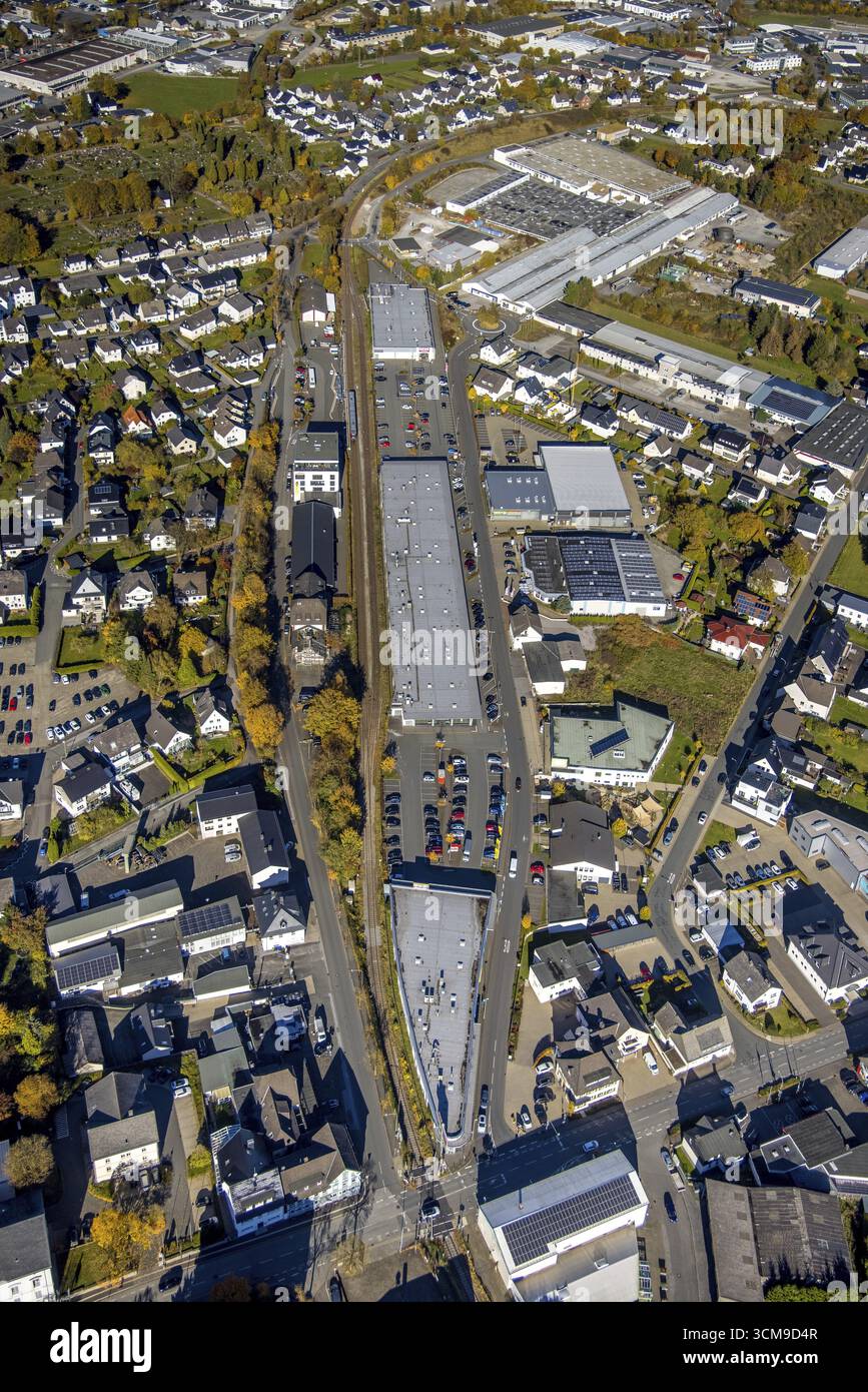 Vista aerea, centro commerciale sulla Freiladestrasse a Brilon, Sauerland, Renania settentrionale-Vestfalia, Germania, Brilon, DE, Europa, via lontana Foto Stock