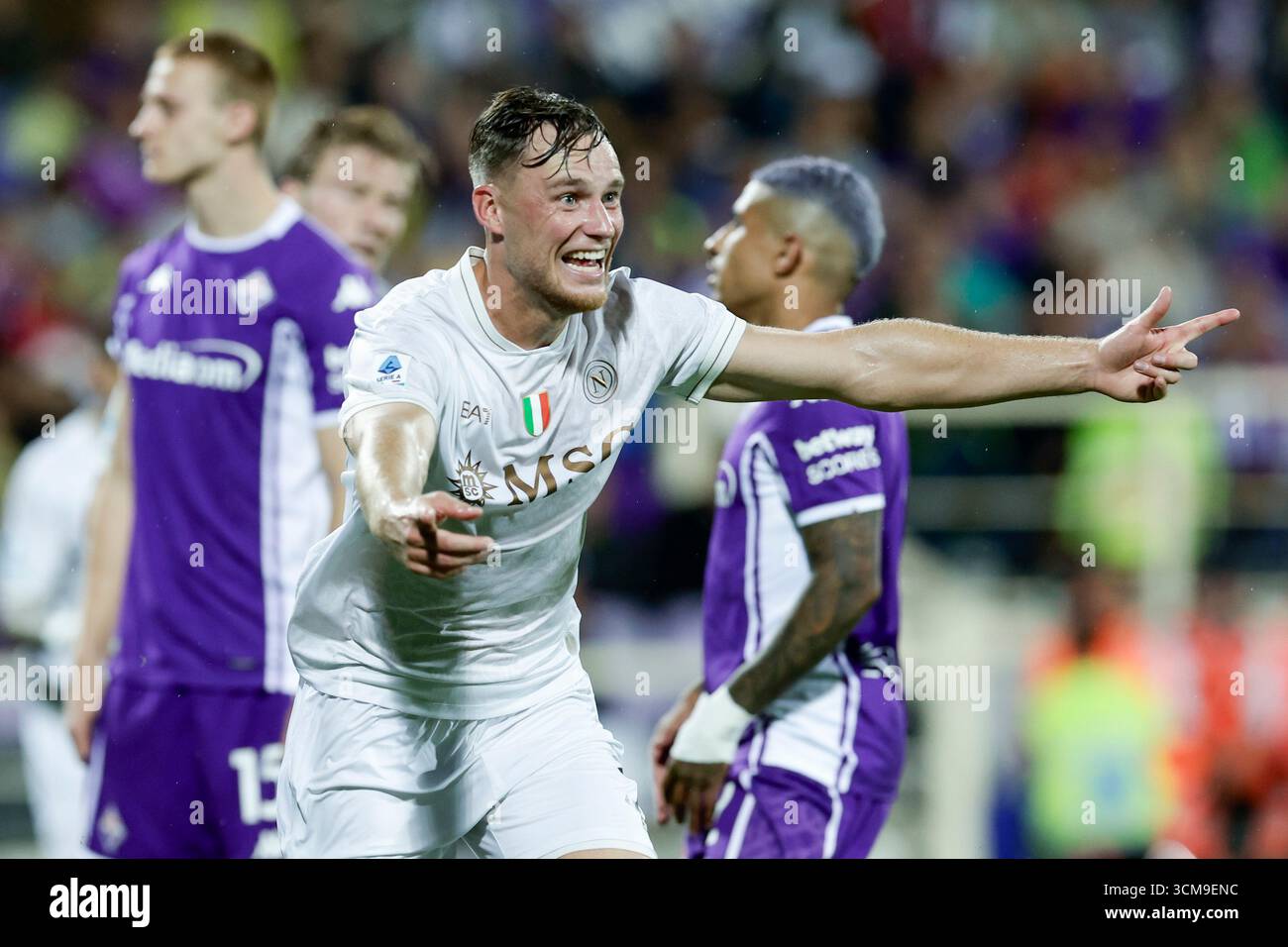 Il difensore olandese del Napoli Sam Beukema festeggia dopo aver segnato una rete durante la partita di calcio di serie A Fiorentina contro il Napoli allo stadio Artemio Franchi il 13 settembre 2025 a Firenze. Foto Stock