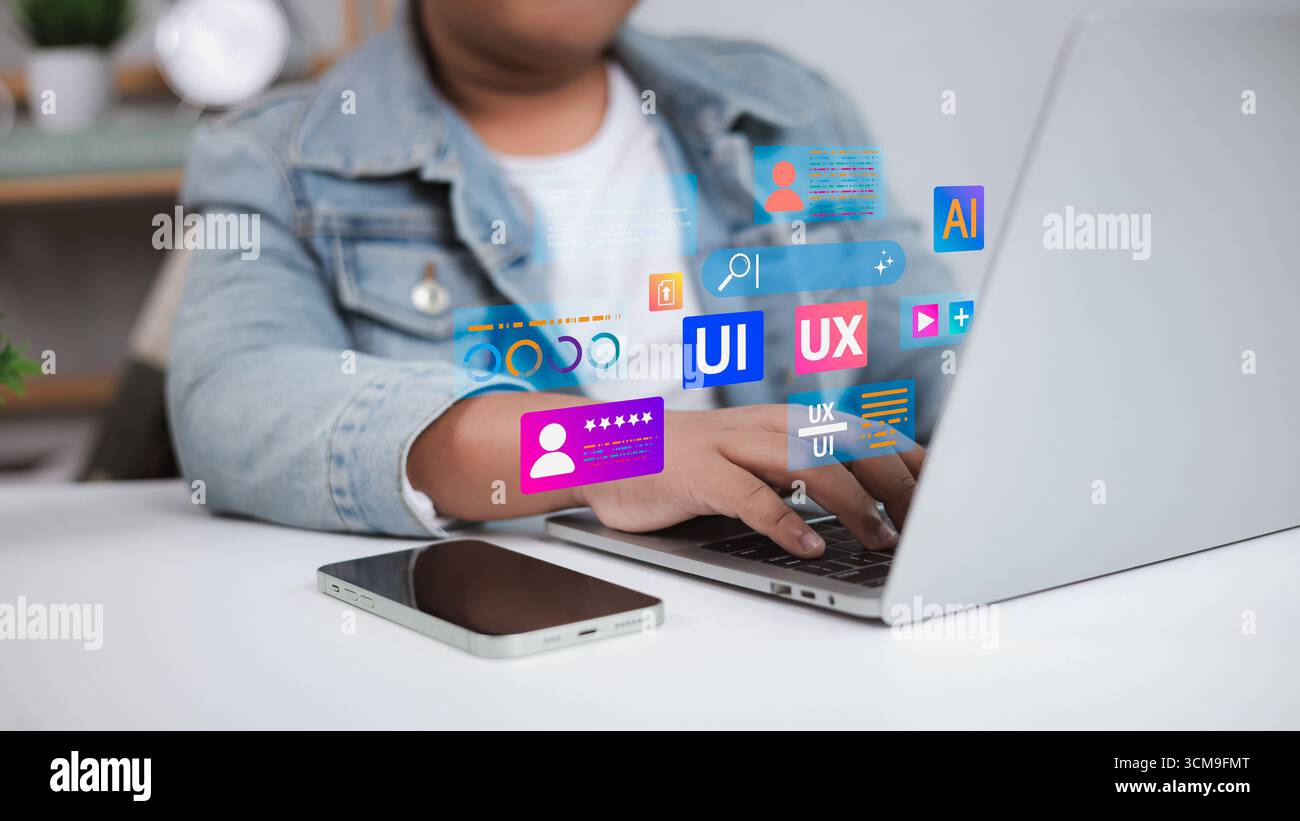 Designer che utilizza un computer portatile con progettazione UI UX e concetto di sviluppo di prodotti digitali, elementi dell'interfaccia utente, cliente, progettazione web creativa, app mobile de Foto Stock