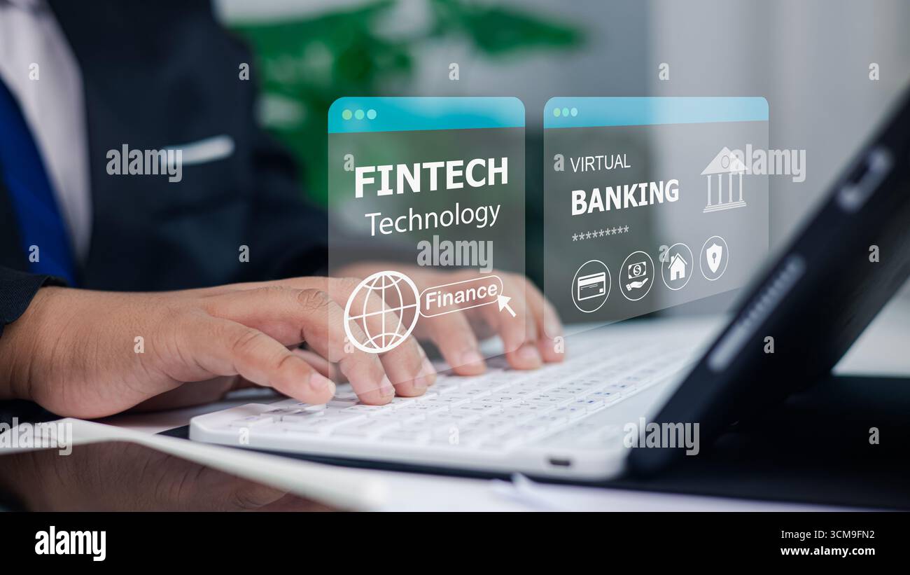 Uomo d'affari che utilizza notebook con tecnologia fintech e concetto di Virtual banking, innovazione nella finanza digitale, transazioni online, sicurezza e finanza del futuro Foto Stock
