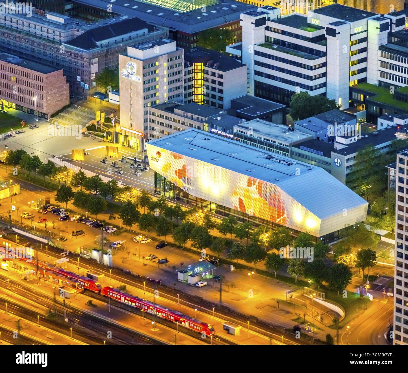 Foto aerea, Museo tedesco del calcio, città, Dortmund, zona della Ruhr, Renania settentrionale-Vestfalia, Germania, Germania, Germania, Germania, fotografia al crepuscolo, Europa, football, po leggero Foto Stock