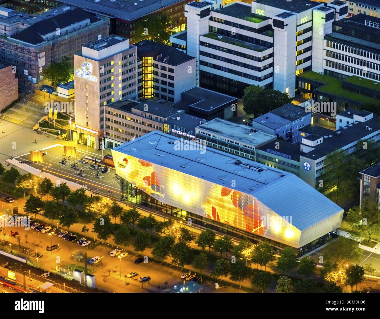 Foto aerea, Museo tedesco del calcio, città, Dortmund, zona della Ruhr, Renania settentrionale-Vestfalia, Germania, Germania, Germania, Germania, fotografia al crepuscolo, Europa, football, po leggero Foto Stock