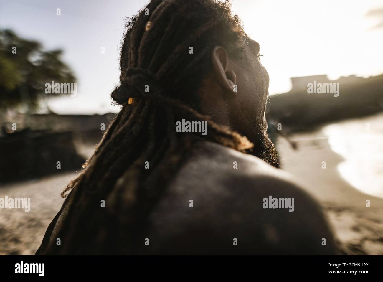 Uomo sulla costa della piccola isola di Capo Verde di Santiago nella città di Tarrafal Foto Stock