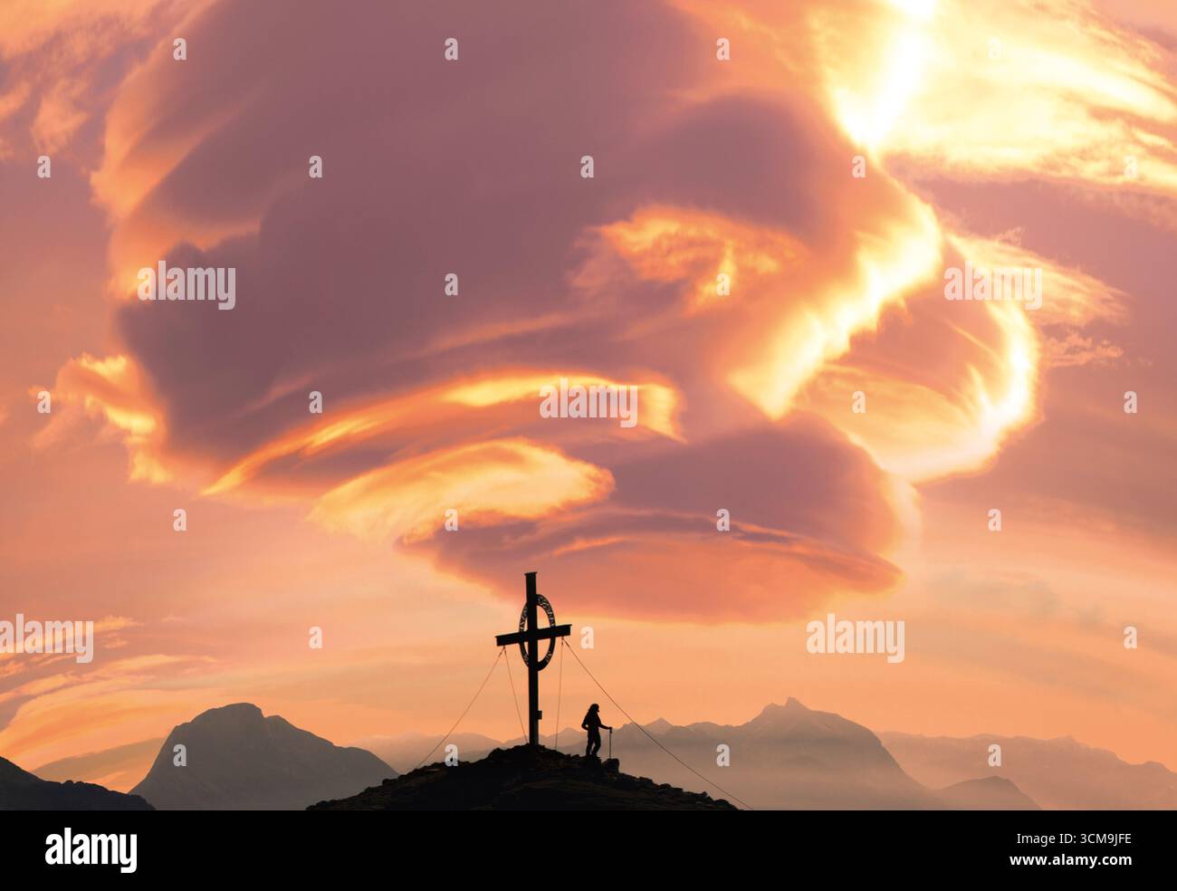 Atmosfera mattutina su Wankspitze, Wetterstein, Tirolo, Model release Foto Stock