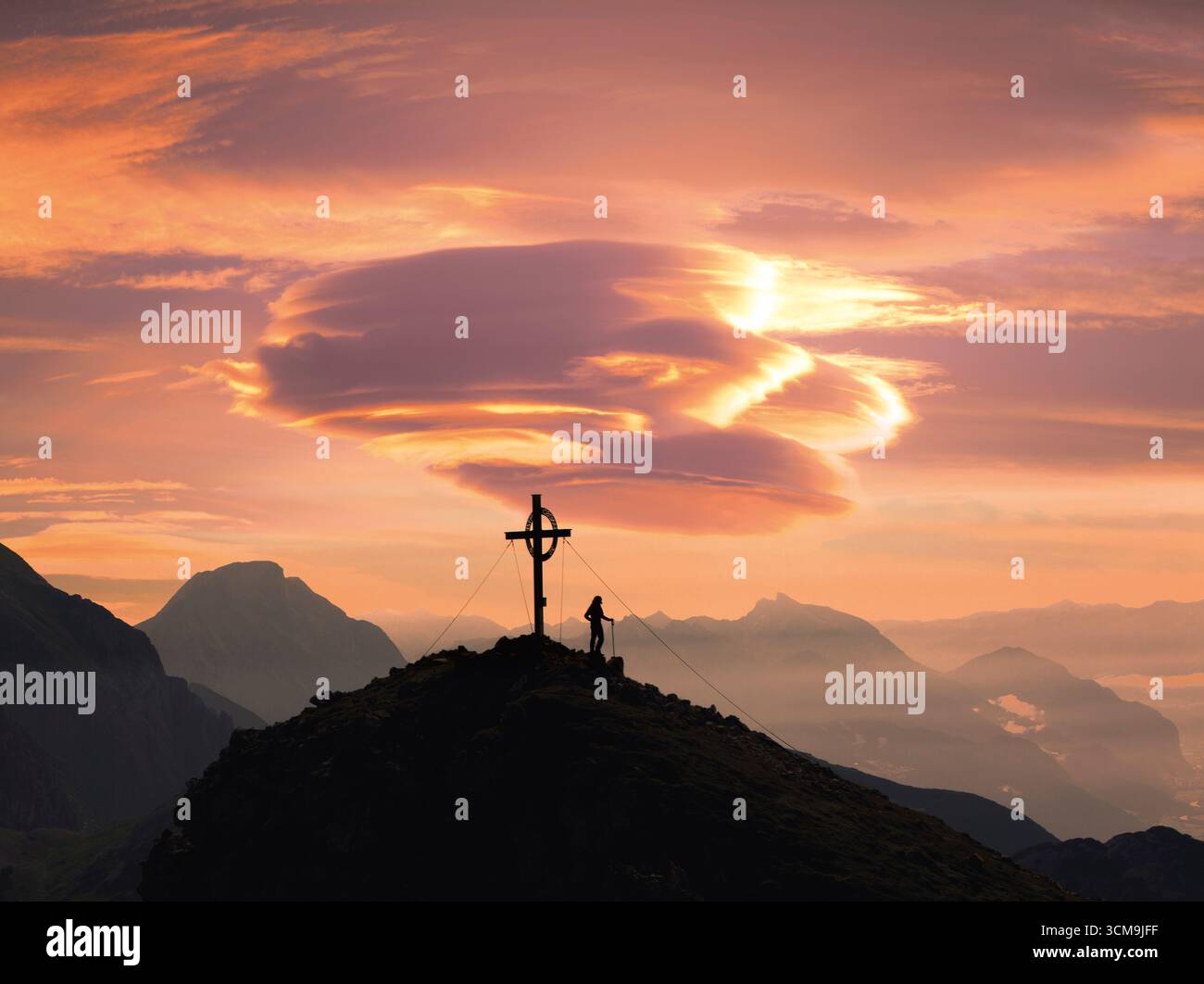 Atmosfera mattutina a Wankspitze, Wetterstein, Tirolo, Austria Foto Stock