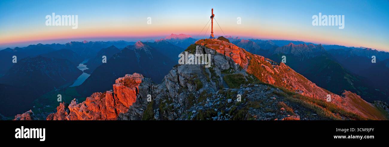 Croce sulla cima del Thaneller, con Plansee e Zugspitze, Tirolo Foto Stock