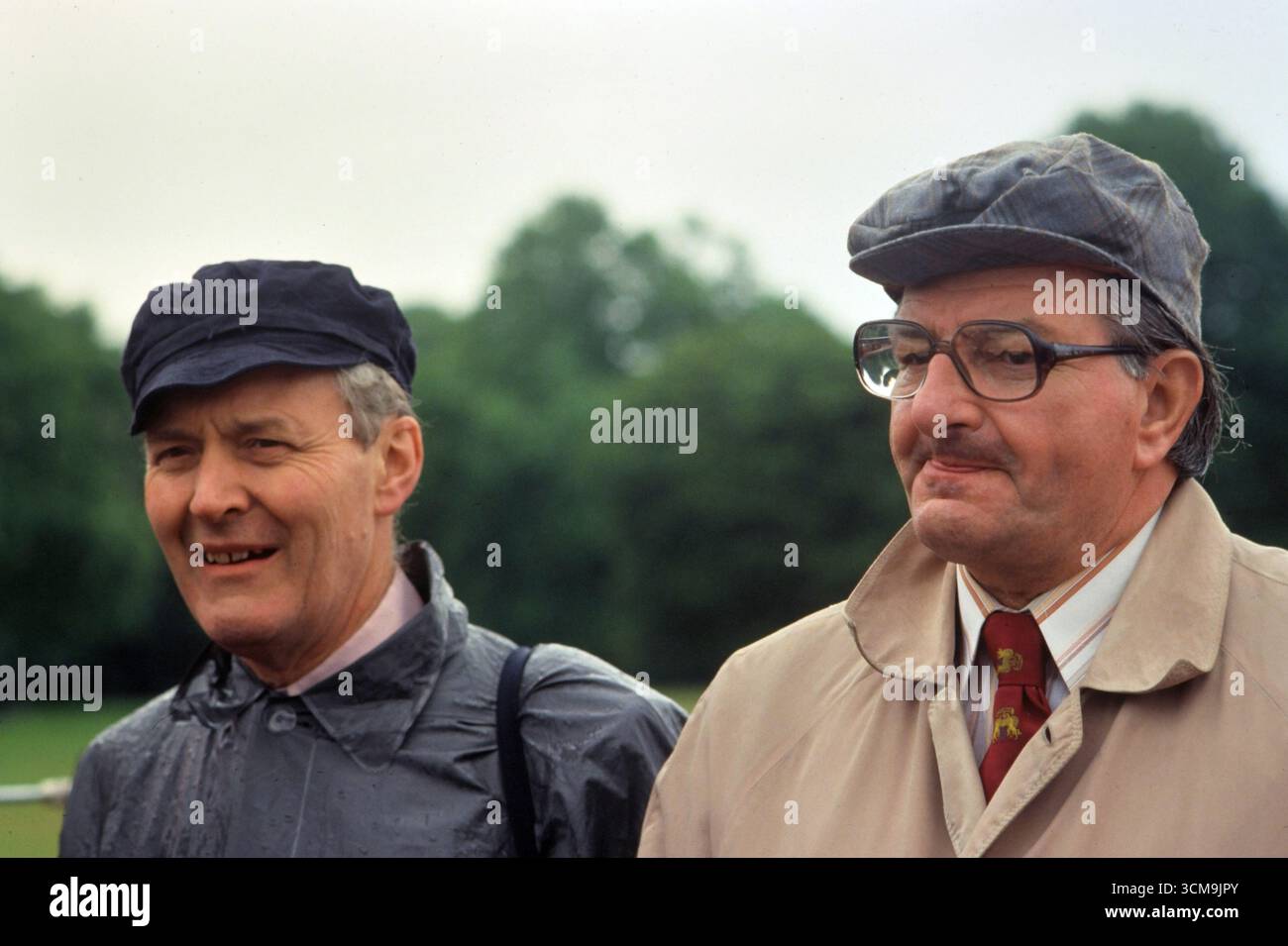 Tong Benn MP (a sinistra) e Eric Heffer MP 1980s UK al Partito Laburista CND march 'Nuclear Arms No. Peace Yes', manifestazione rally Hyde Park Londra 1982 HOMER SYKES Foto Stock