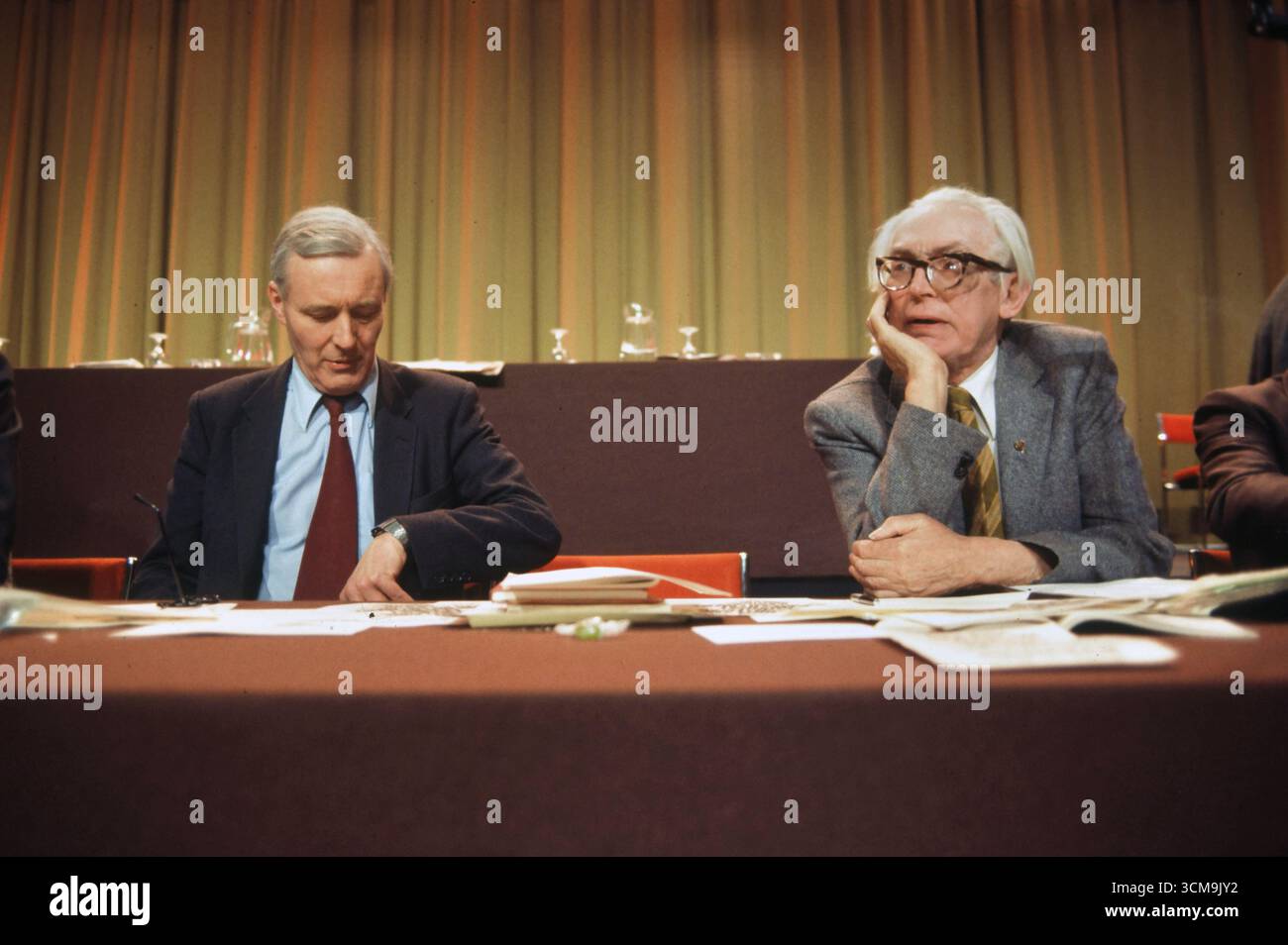 Tony Benn deputato che controlla il tempo e Michael Foot deputato, vice leader del partito laburista alla conferenza del partito laburista. Brighton East Sussex anni '1977 1970 UK HOMER SYKES Foto Stock