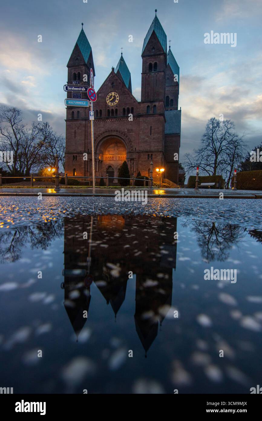 Splendida chiesa storica in stile neomanico, tempo piovoso al Erlöserkirche di Bad Homburg, Assia, Germania Foto Stock