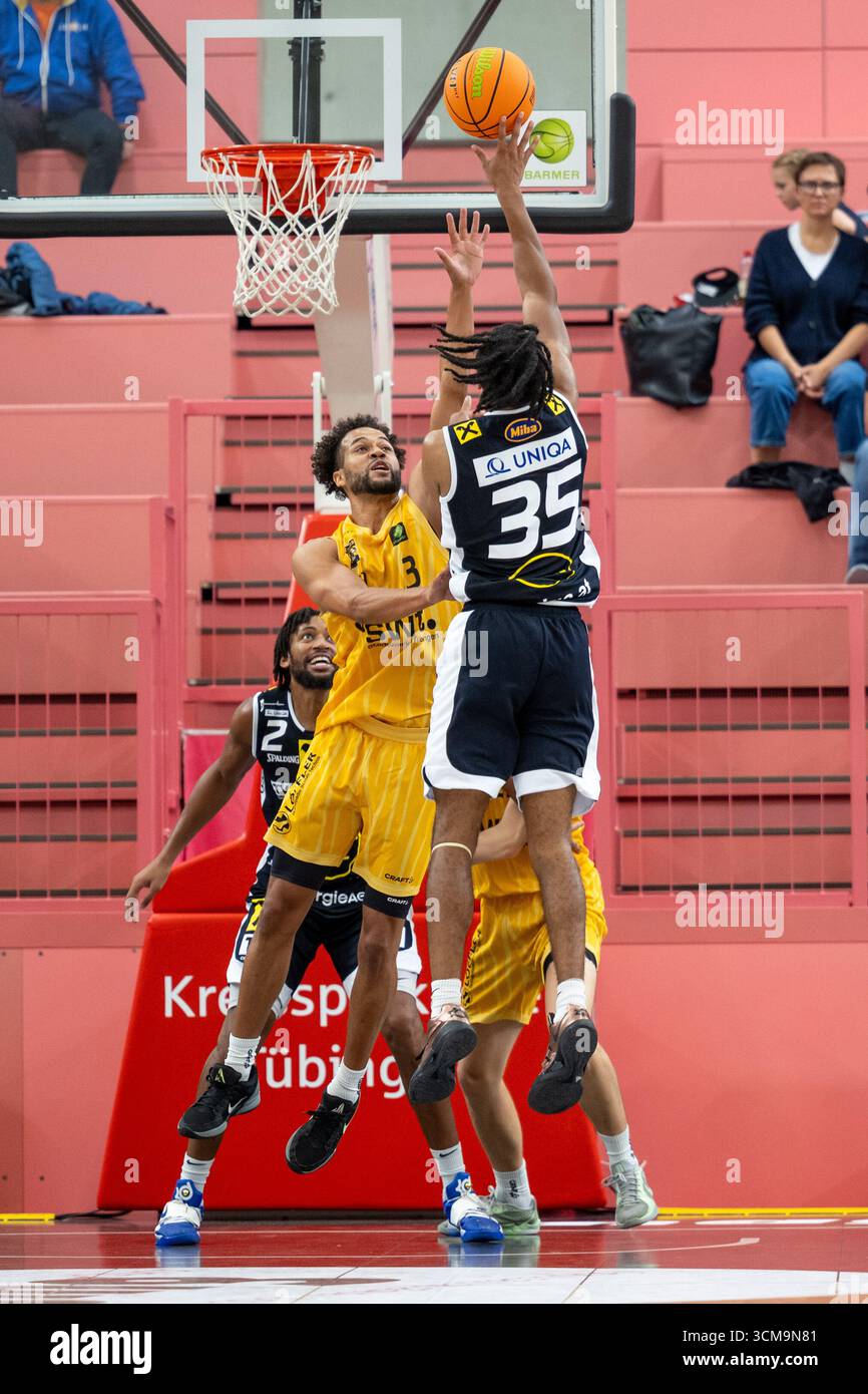 Tuebingen, Germania. 14 settembre 2025. v.li. Miles Tention (Tigers Tuebingen n. 3), Larry Wise (Raiffeisen Swans Gmunden, n. 35) GER, Tigers Tuebingen vs. Basket Swans Gmunden, Basketball, Herren, Vorbereitung 2. Barmer Basketball Bundesliga, Testspiel, Spielzeit 2025/2026, 14.09.2025, foto: Eibner-Pressefoto/Wolfgang Frank credito: dpa/Alamy Live News Foto Stock