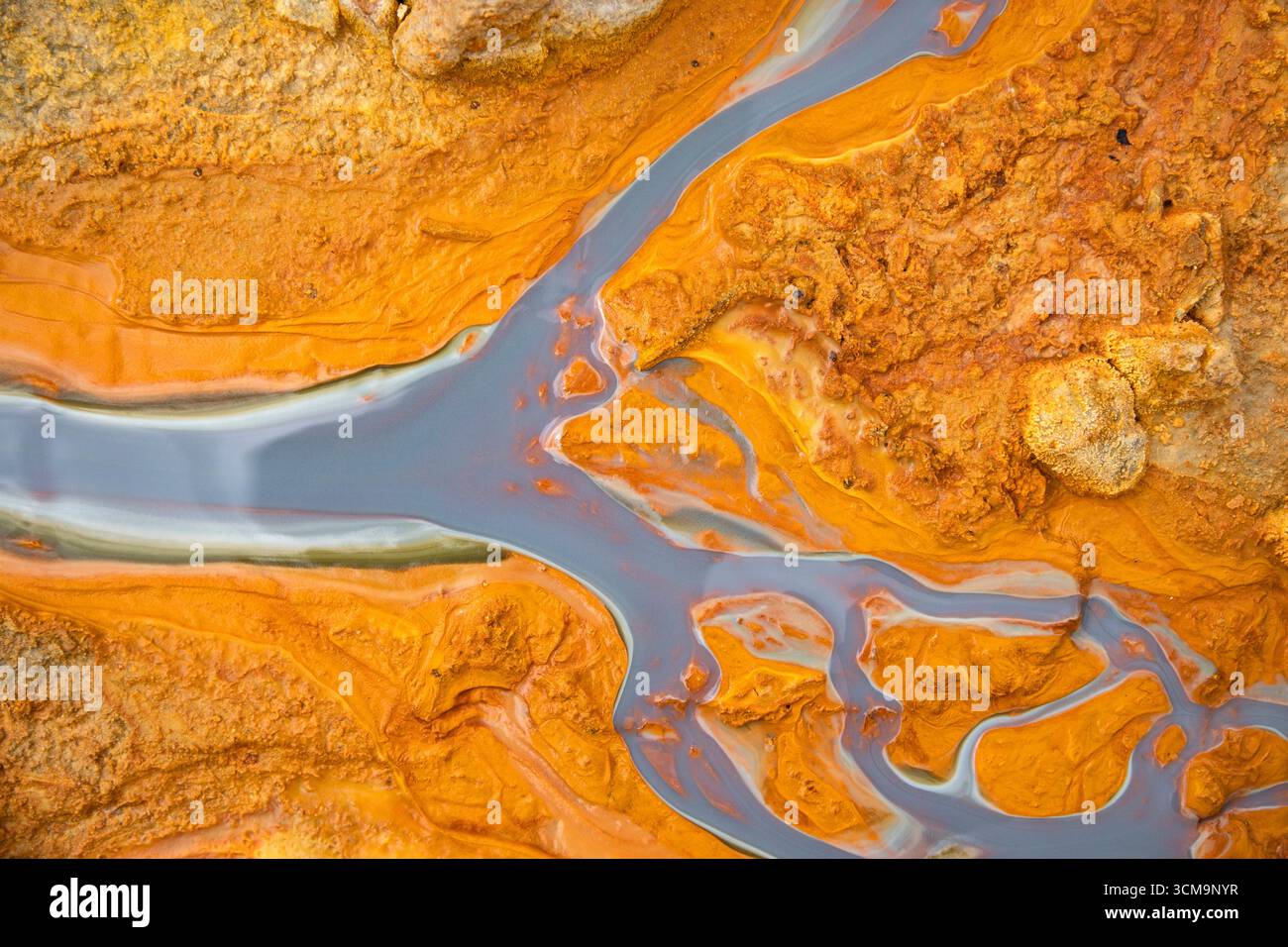 Bellissimo modello aereo di acqua colorata e fango, sparato con un drone situato a Geamana, Romania, un ex villaggio che è stato coperto di wast tossico Foto Stock