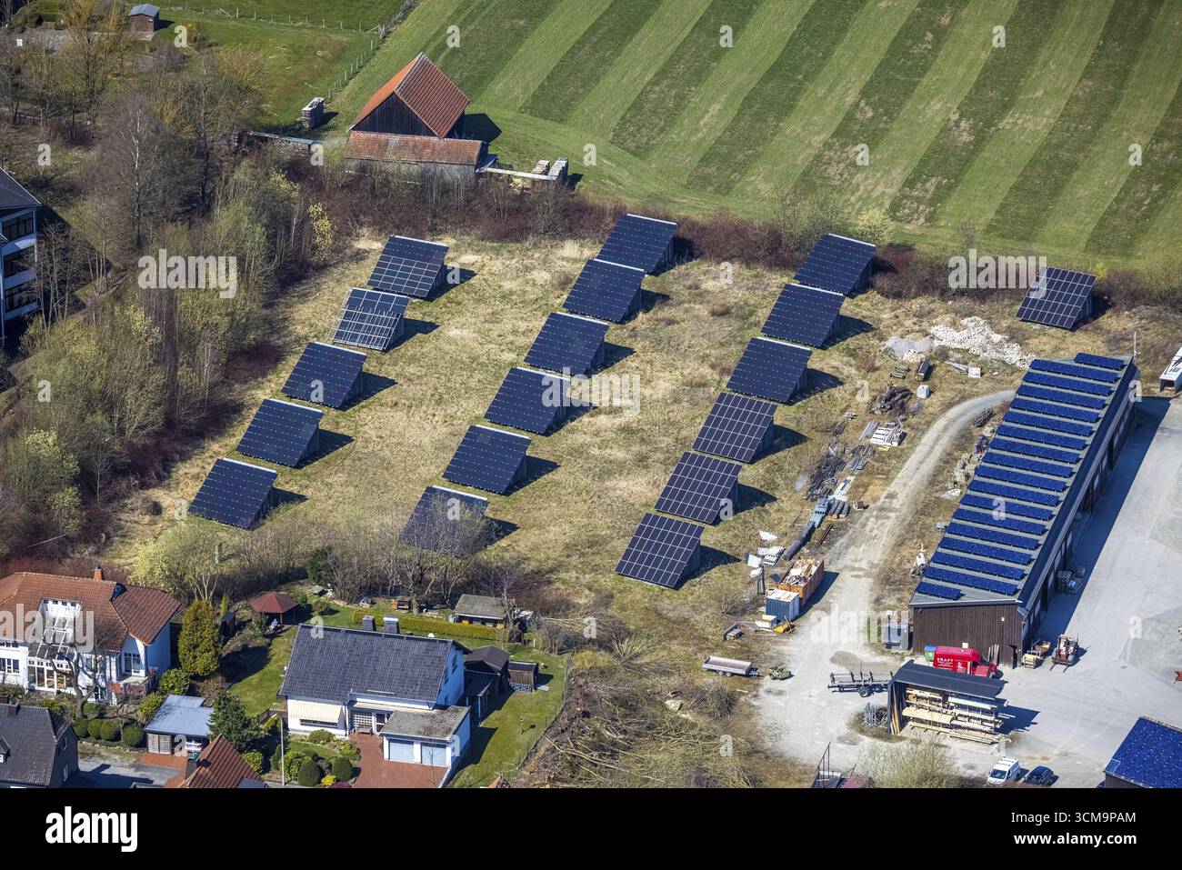 Vista aerea, segheria Franz-Heinrich Kraft e attività di legname con impianto solare, Nordstrasse, Brilon, Sauerland, Renania settentrionale-Vestfalia, Germania, DE, E. Foto Stock