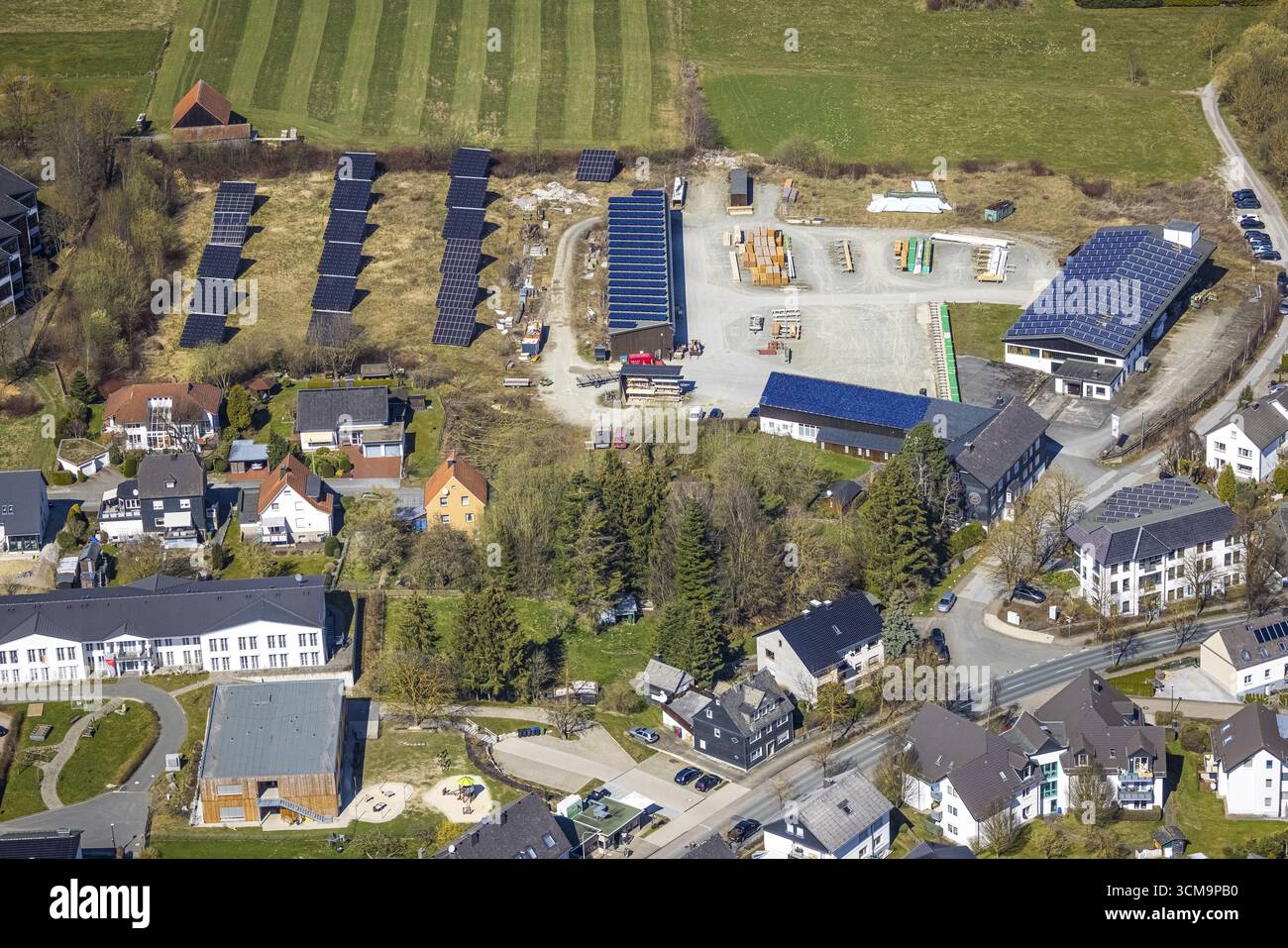 Vista aerea, segheria Franz-Heinrich Kraft e commercio di legname con impianti solari, Nordstrasse, Brilon, Sauerland, Renania settentrionale-Vestfalia, Germania, DE, Euro Foto Stock
