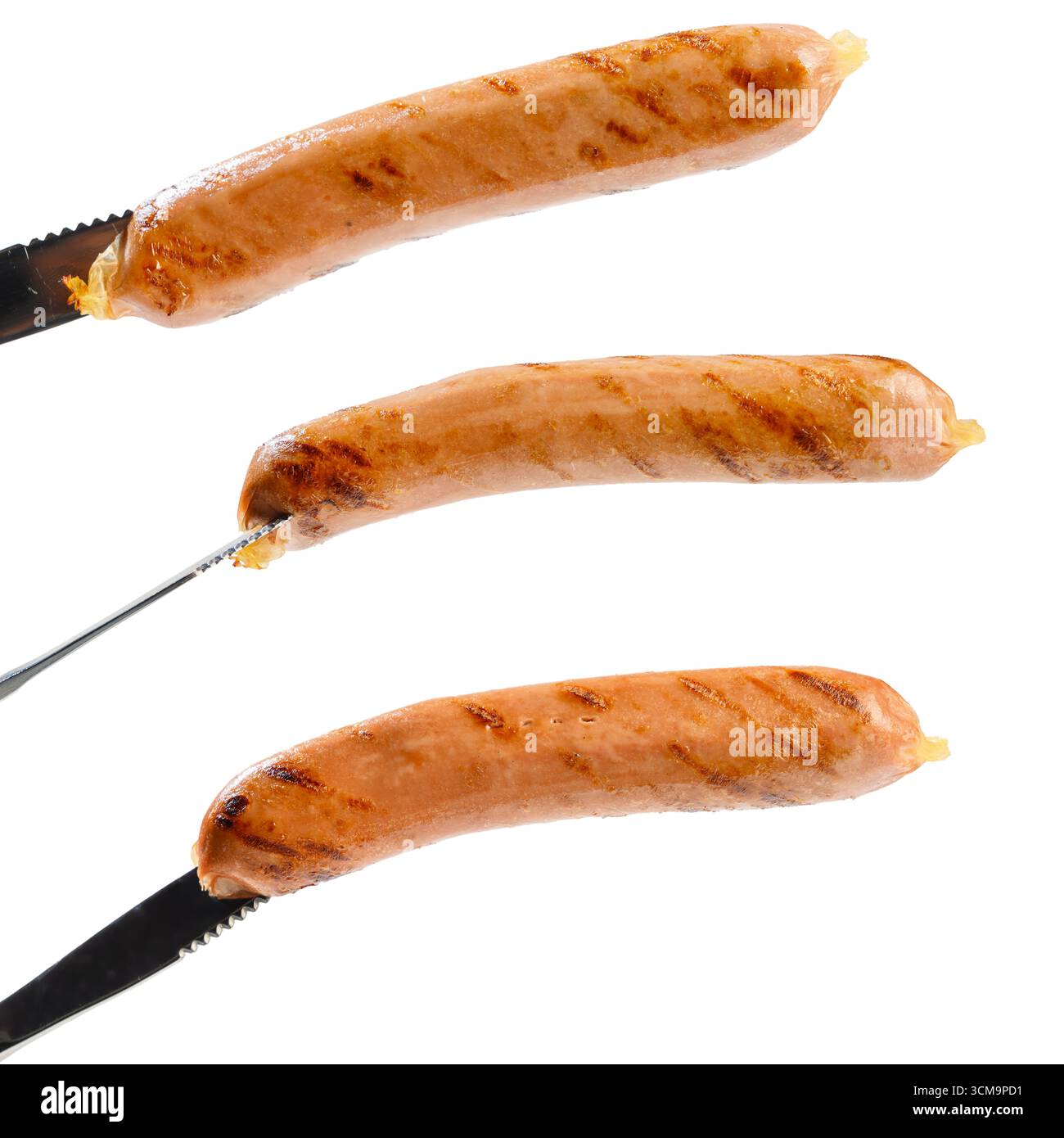 Set di raccolta di mani umane che tengono una salsiccia con un coltello isolato su uno sfondo bianco. Festival dell'Oktoberfest Foto Stock