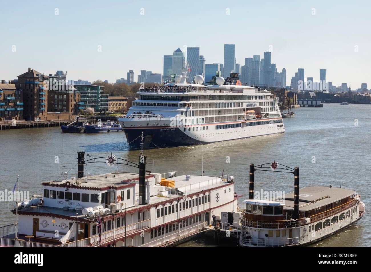 Inghilterra, Londra, vista diurna elevata della nave da crociera Hapag-lloyd "Hanseatic Spirit" sul Tamigi e sullo skyline dei Docklands Foto Stock
