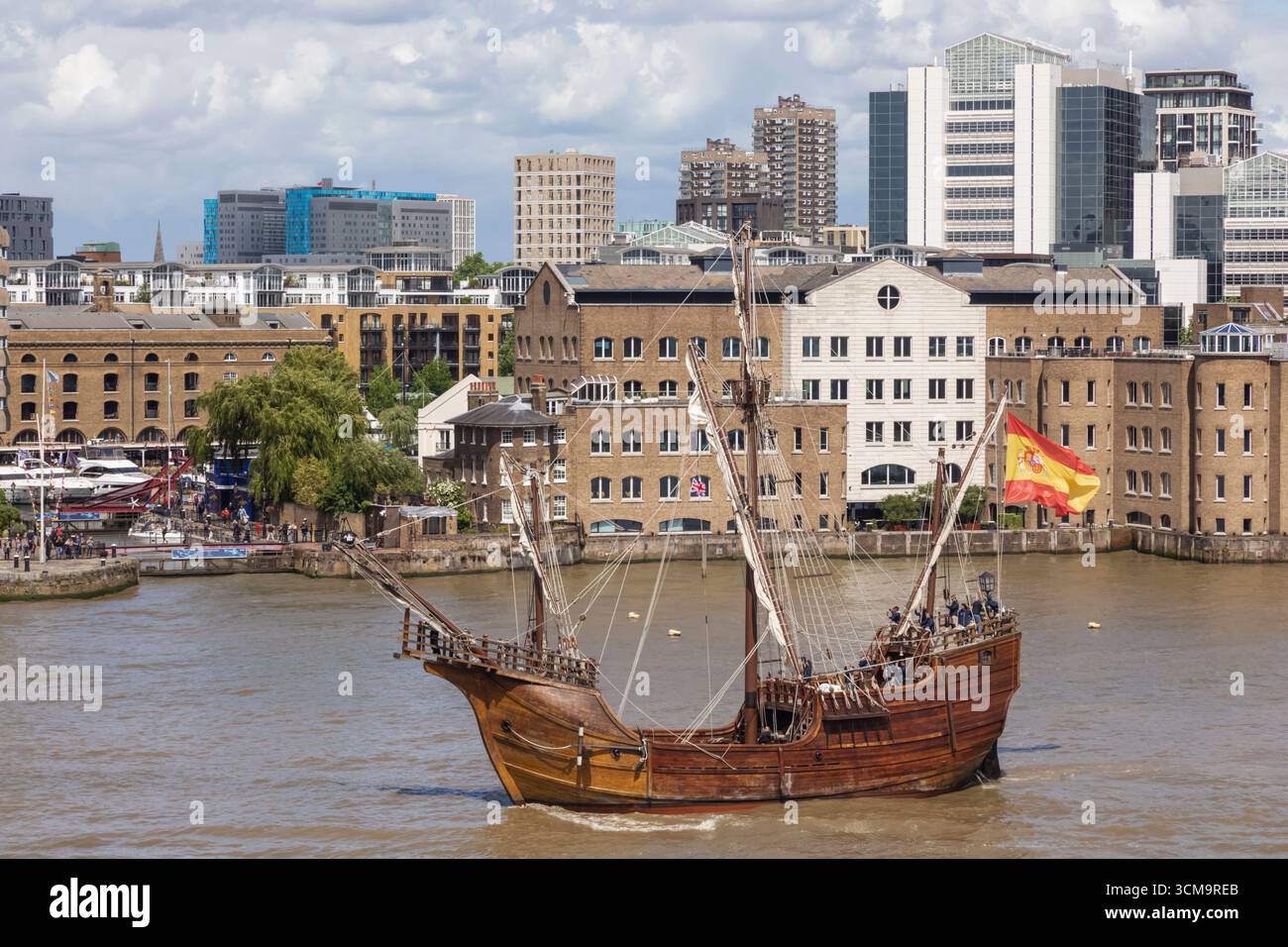 Inghilterra, Londra, la replica spagnola ammiraglia di Cristoforo Colombo il "Nao Santa Maria" sul fiume Tamigi Foto Stock
