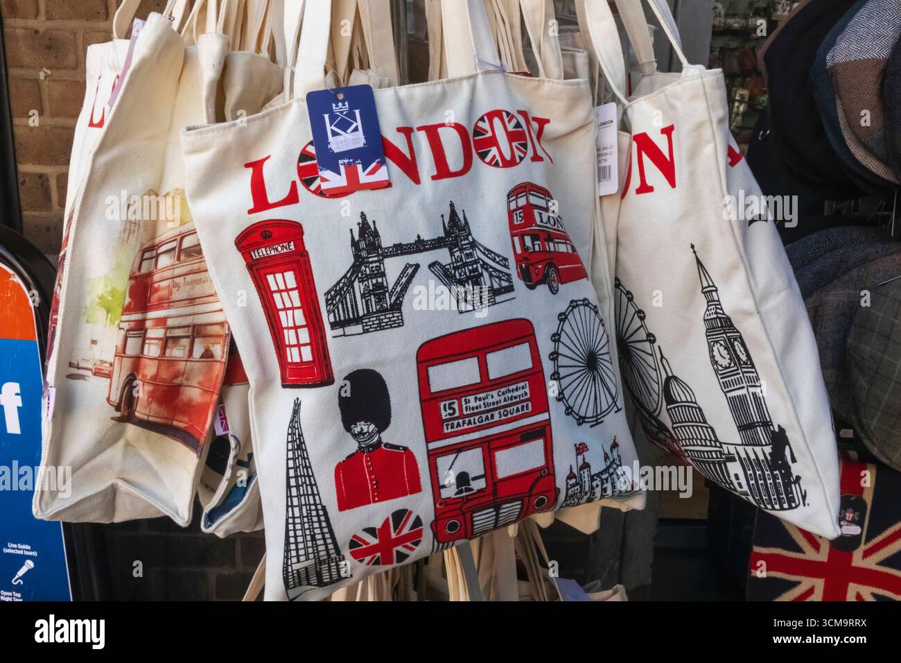 Inghilterra, Londra, negozio di articoli da regalo, borse souvenir che mostrano le icone di Londra Foto Stock
