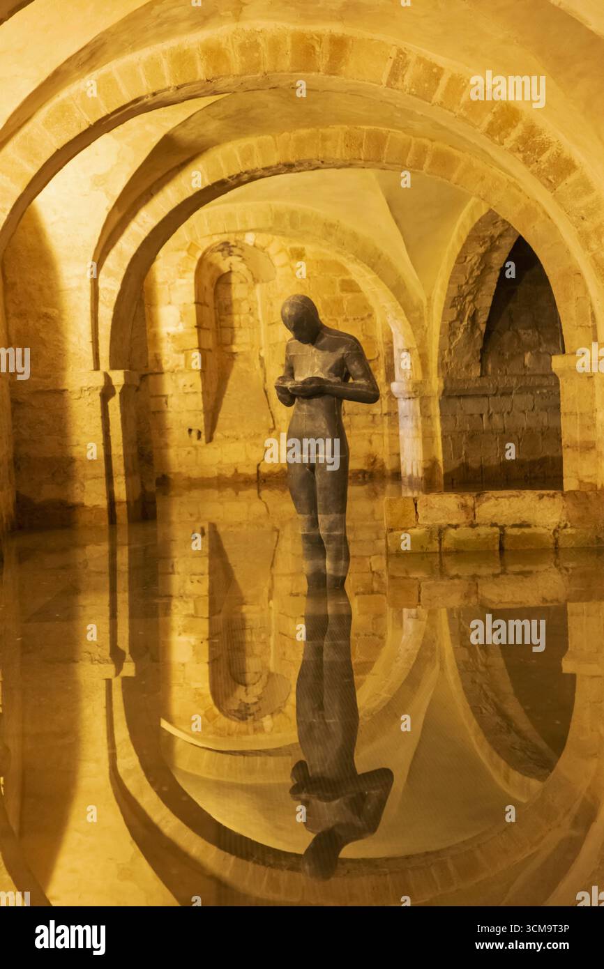 Inghilterra, Hampshire, Winchester, Winchester Cathedral, The Crypt, scultura intitolata "Sound II" di Antony Gormley Foto Stock