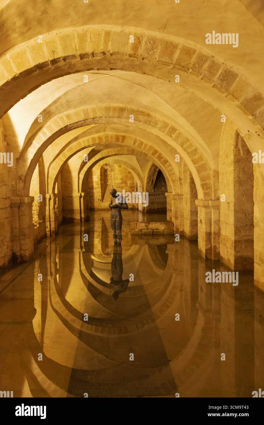 Inghilterra, Hampshire, Winchester, Winchester Cathedral, The Crypt, scultura intitolata "Sound II" di Antony Gormley Foto Stock