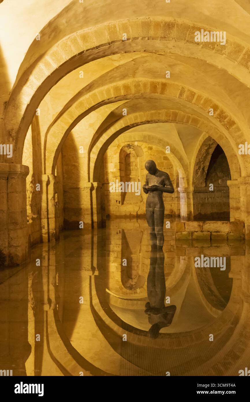Inghilterra, Hampshire, Winchester, Winchester Cathedral, The Crypt, scultura intitolata "Sound II" di Antony Gormley Foto Stock