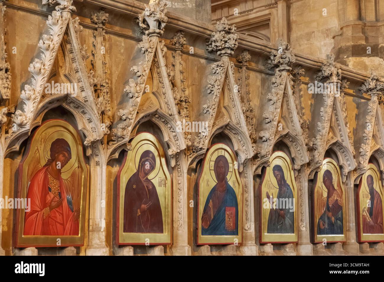 Inghilterra, Hampshire, Winchester, Winchester Cathedral, The Crypt, icone raffiguranti Santi di Sergey Fyodorov Foto Stock