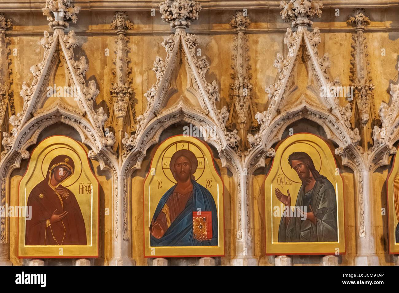 Inghilterra, Hampshire, Winchester, Winchester Cathedral, The Crypt, icone raffiguranti Santi di Sergey Fyodorov Foto Stock