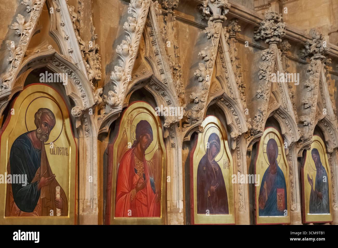 Inghilterra, Hampshire, Winchester, Winchester Cathedral, The Crypt, icone raffiguranti Santi di Sergey Fyodorov Foto Stock