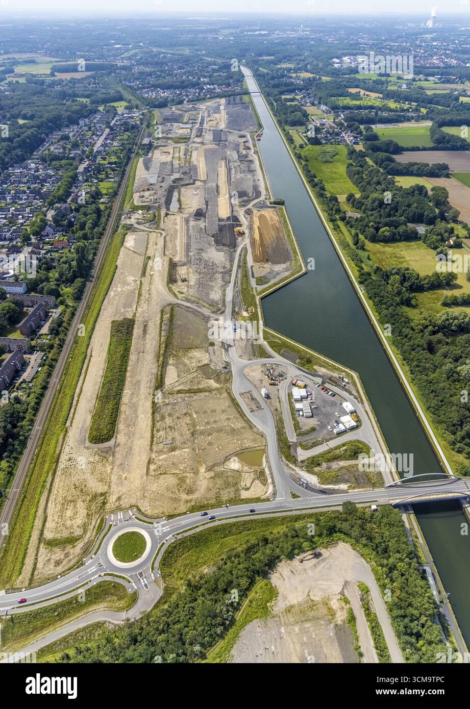 Vista aerea, cantiere per il quartiere urbano pianificato di Wasserstadt Aden con nuova rotonda sul sito dell'ex miniera di Haus Aden sulla Datt Foto Stock