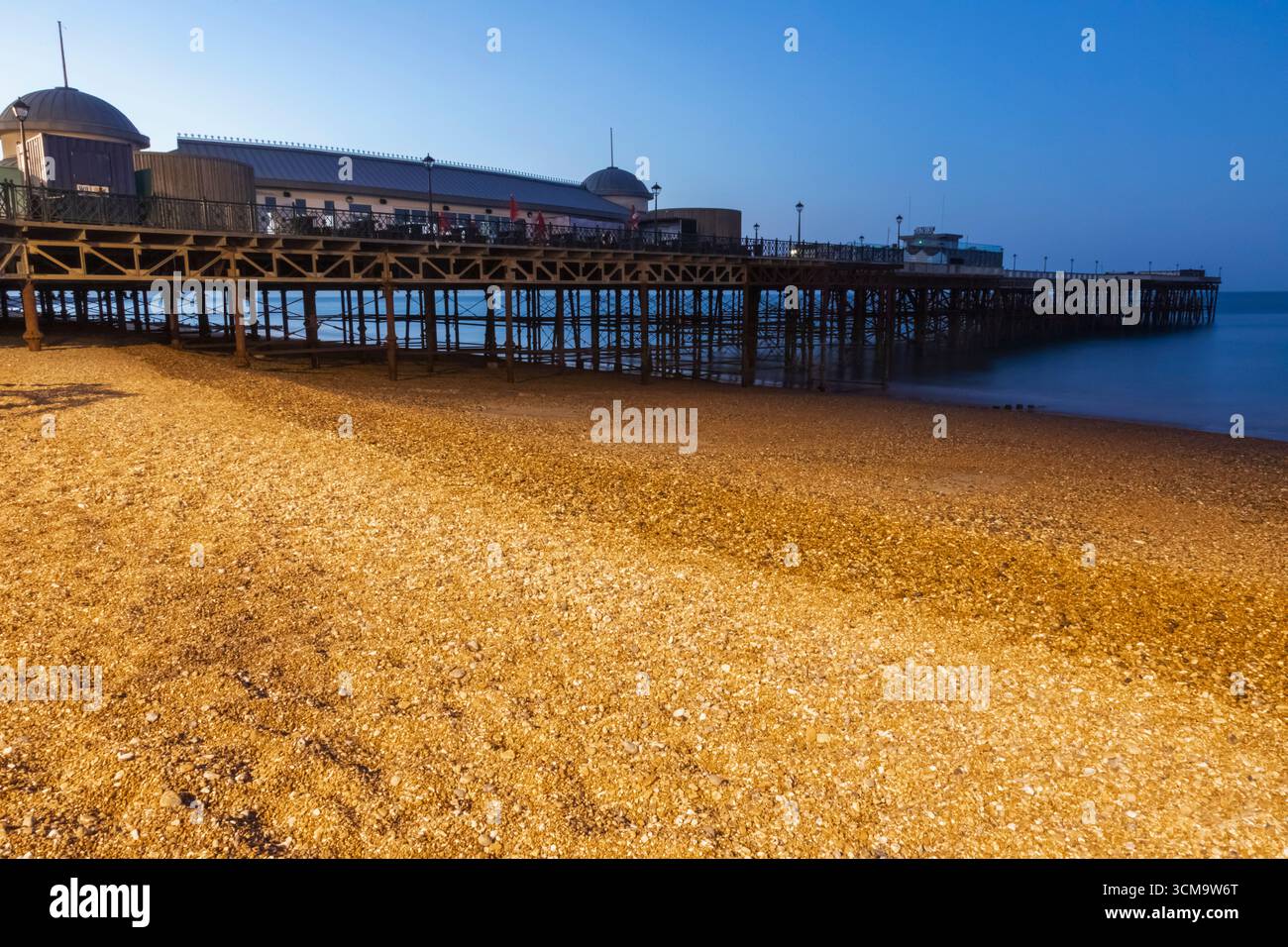 Inghilterra, Sussex, East Sussex, Hastings, Hastings Beach e Pier Foto Stock