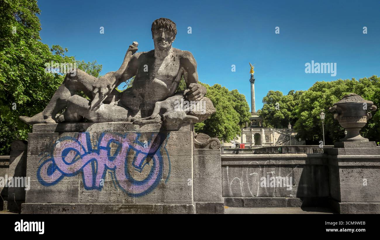 Scultura di un cacciatore di Baviera sul ponte Luitpold a Lehel a Monaco di Baviera. L'Angelo della Pace sullo sfondo. Foto Stock