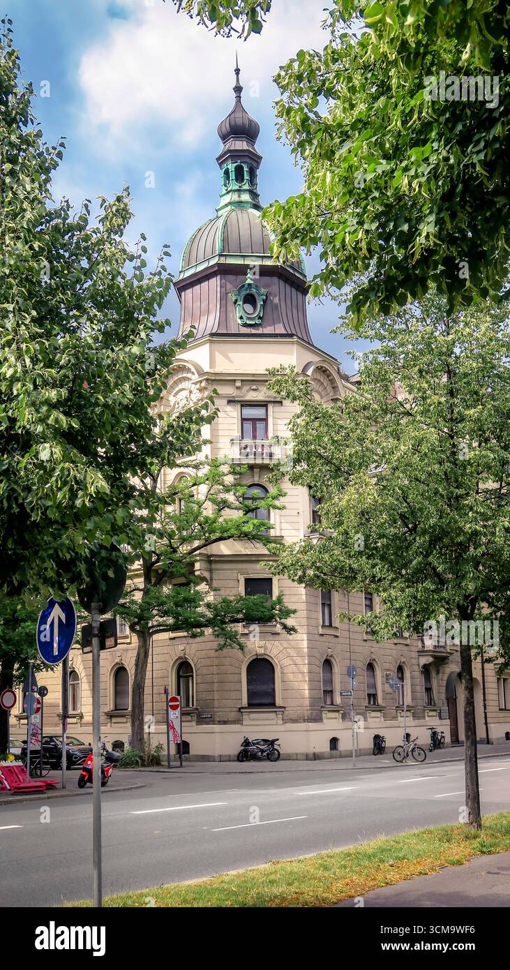 Edificio d'angolo in stile neobarocco con torre a cupola a Lehel a Monaco di Baviera. Costruito nel 1891-1894. Foto Stock