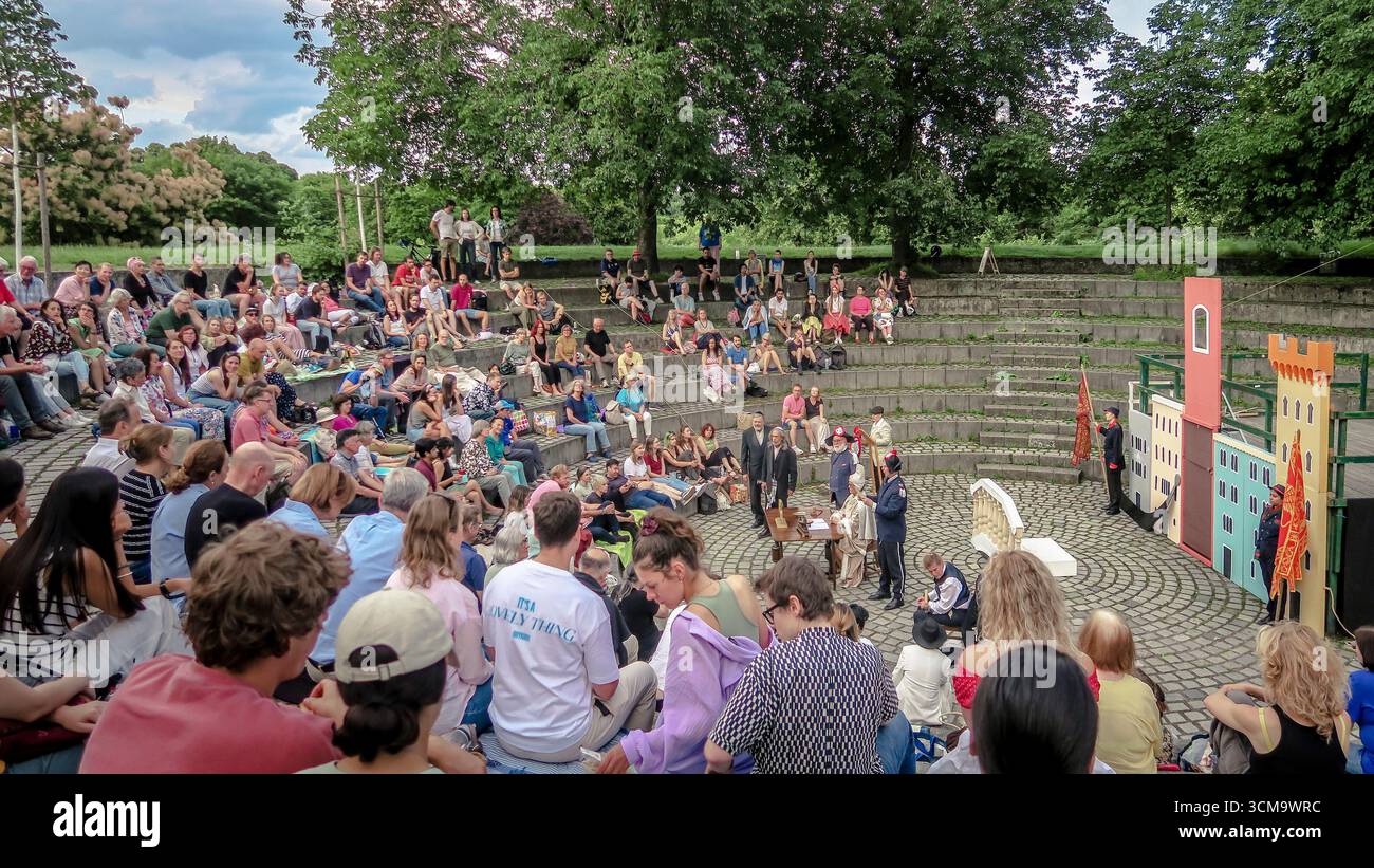 Spettacolo teatrale gratuito in inglese al Theatron Westpark di Monaco. Foto Stock