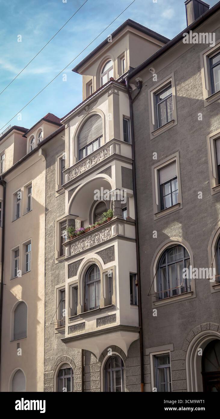 Edificio a quattro piani con tetto a tetto in gesso in stile rinascimentale tedesco con decorazioni in stucco sulla finestra a bovindo e risalito angolare a tetti a Schwabing a Monaco di Baviera, costruito nel 1899. Foto Stock