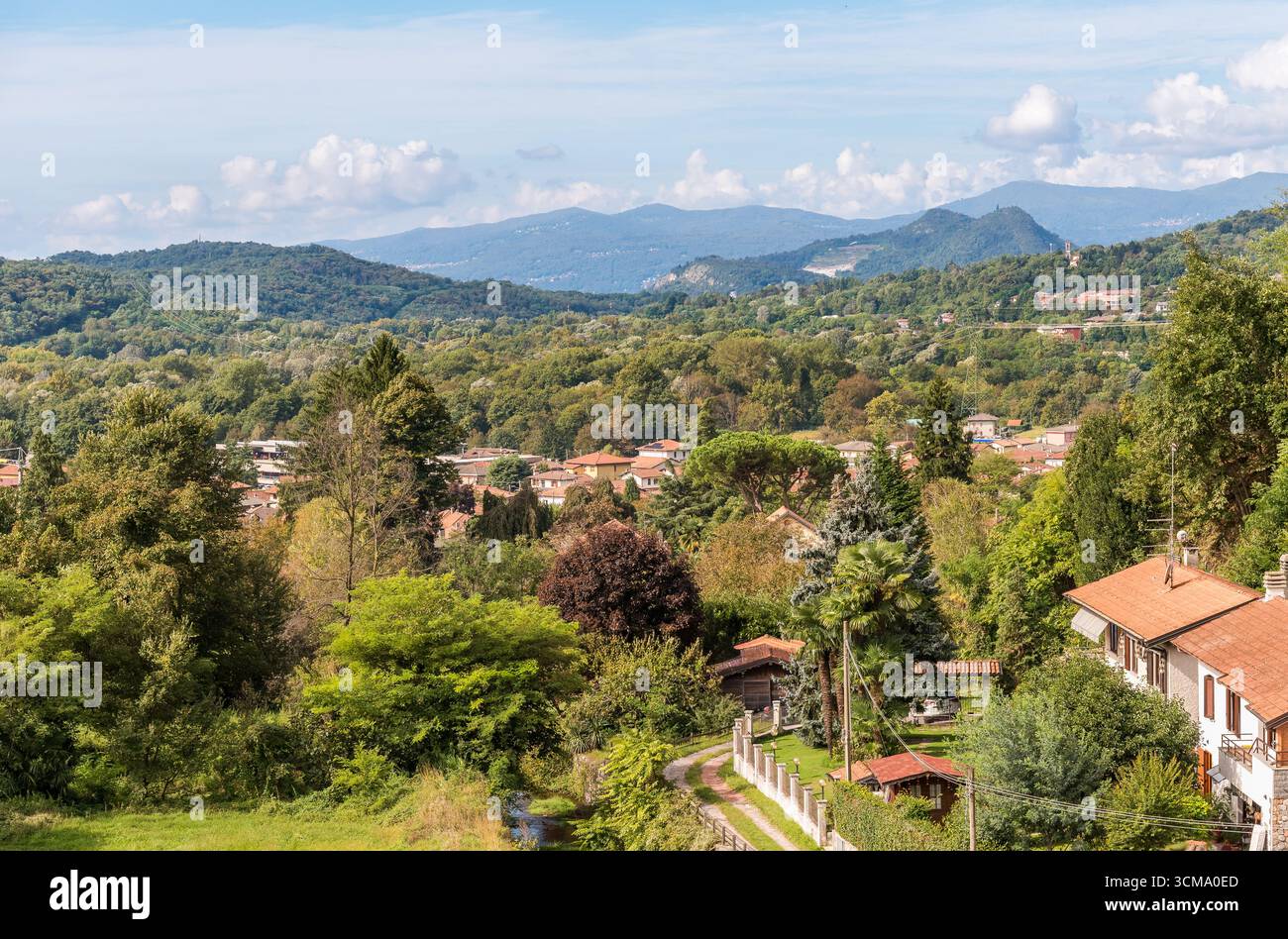 Vista panoramica del paese di Cuveglio in provincia di Varese, Lombardia, Italia Foto Stock